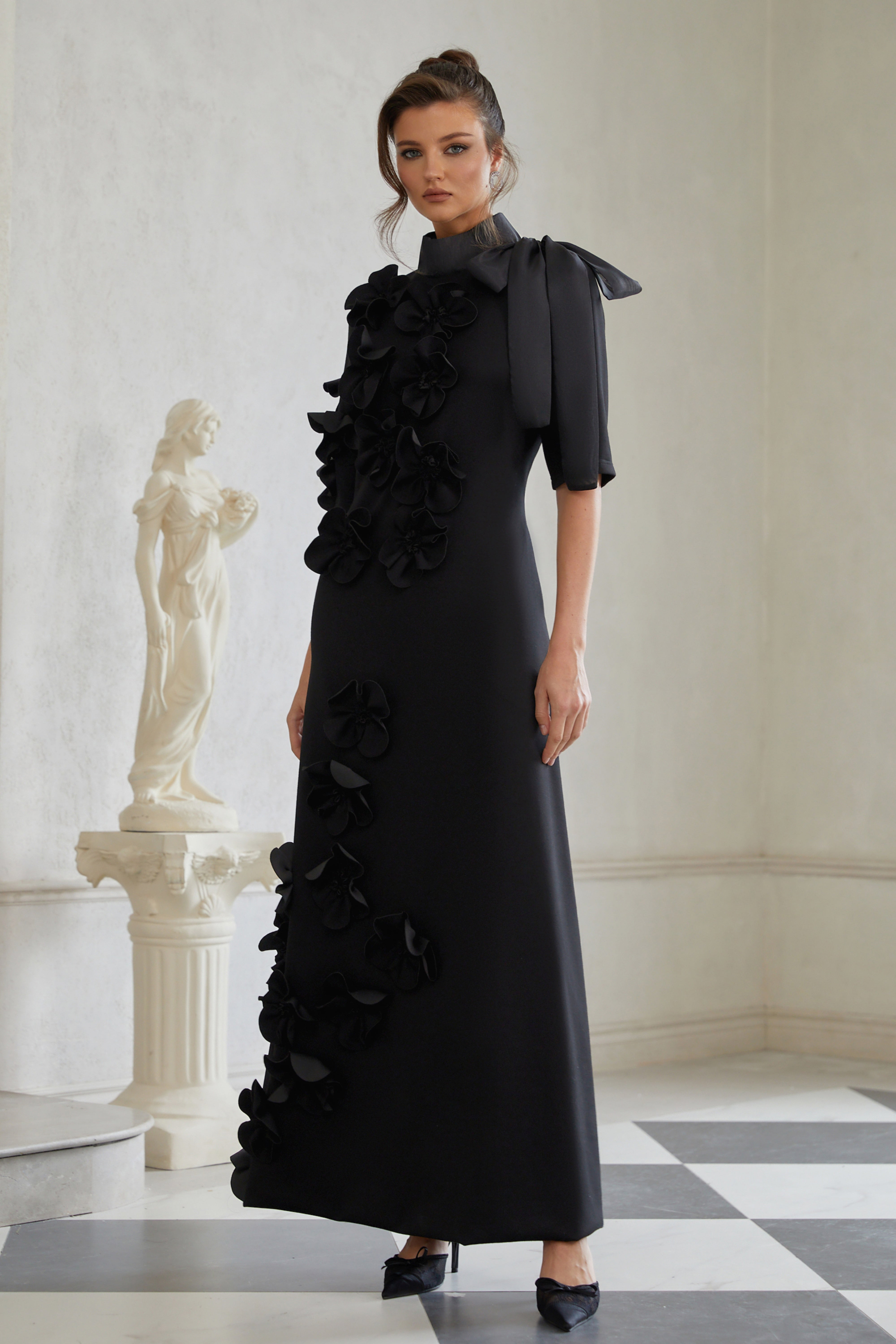 فستان طويل مزين بزخارف زهور وإكسسوارات سوداء من Isidora