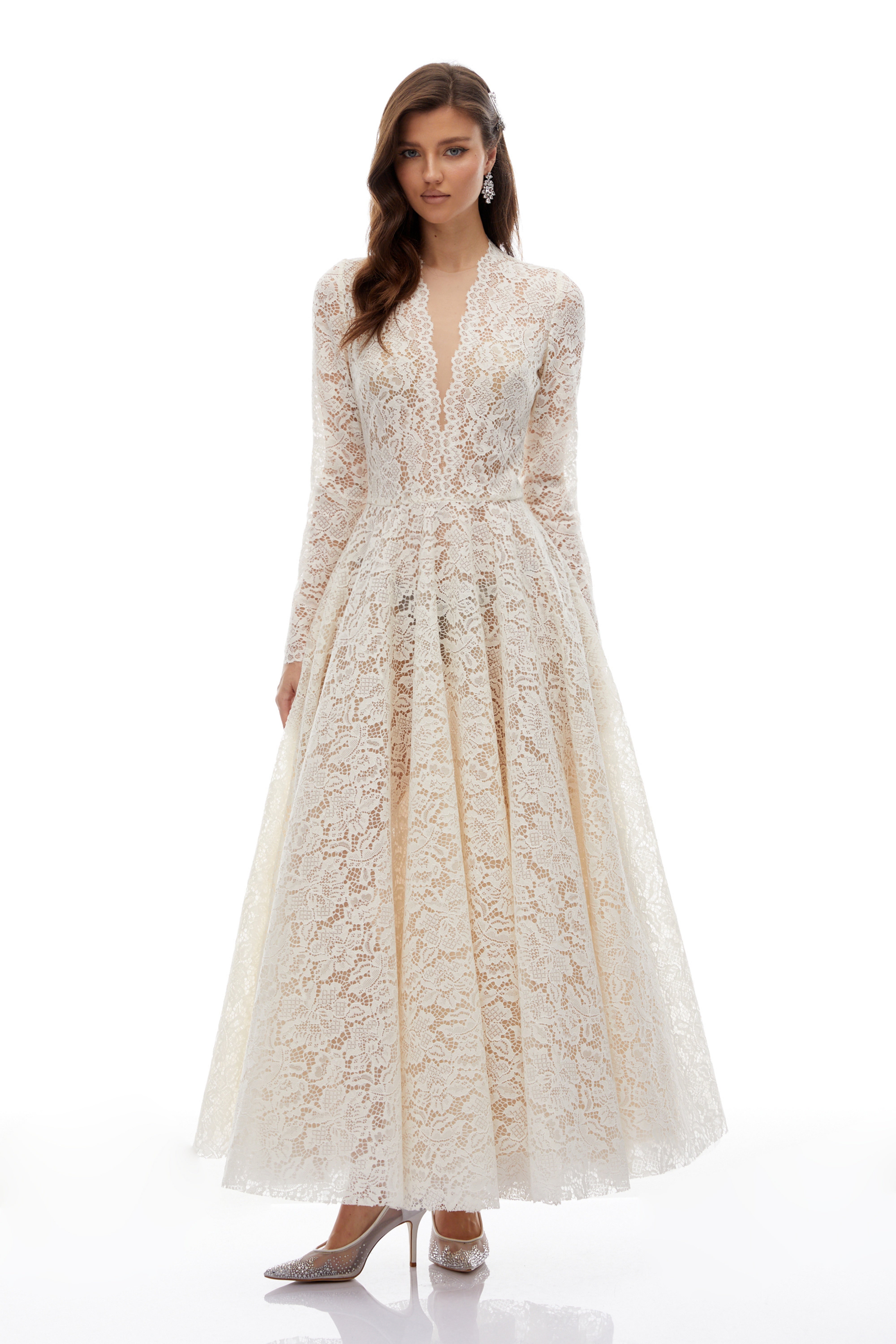 فستان طويل من الدانتيل باللون العاجي من Oliana