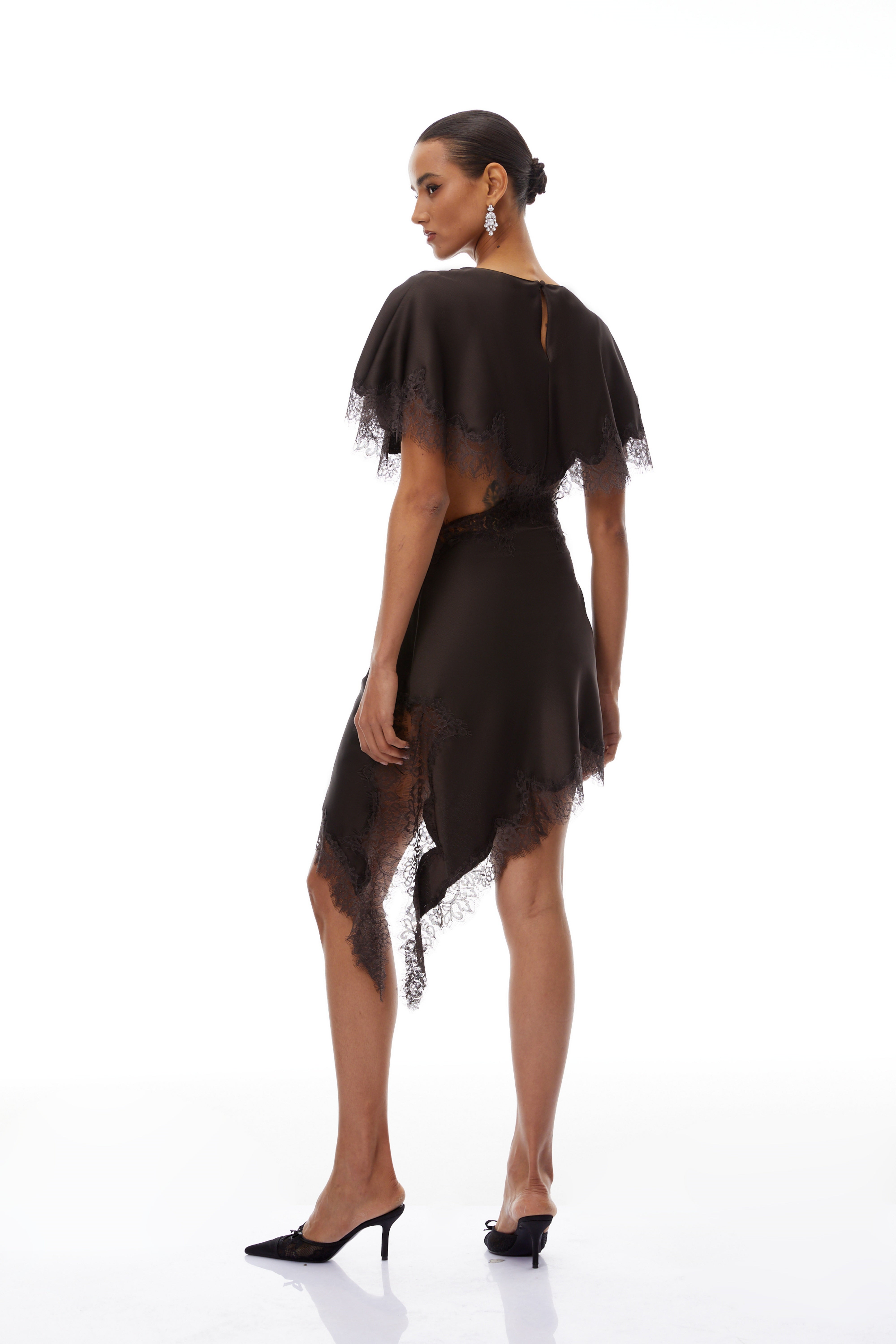 فستان هنريك براون بزخارف من الدانتيل