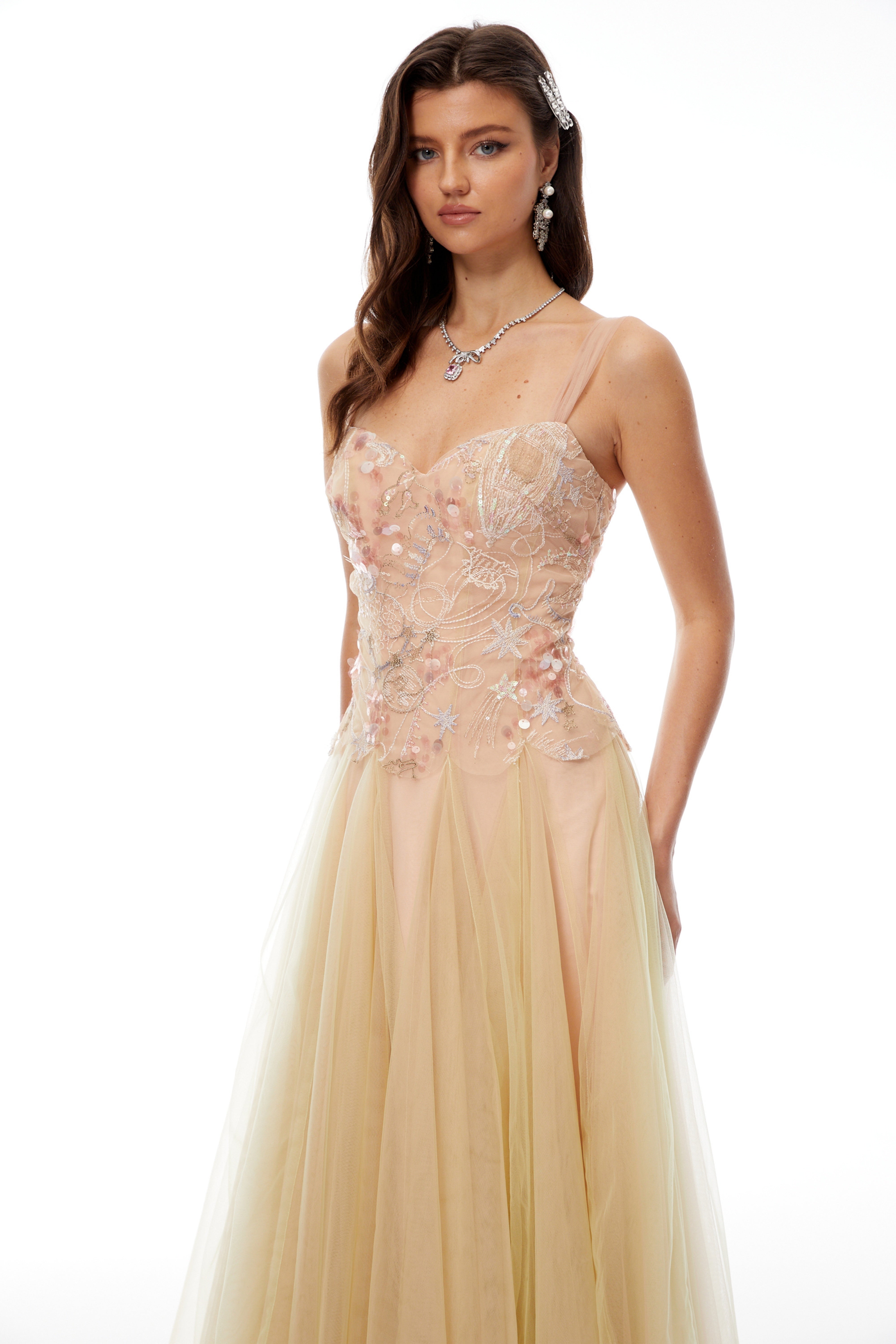 فستان ميدي من التول المطرز بالترتر باللون المحايد من Remi