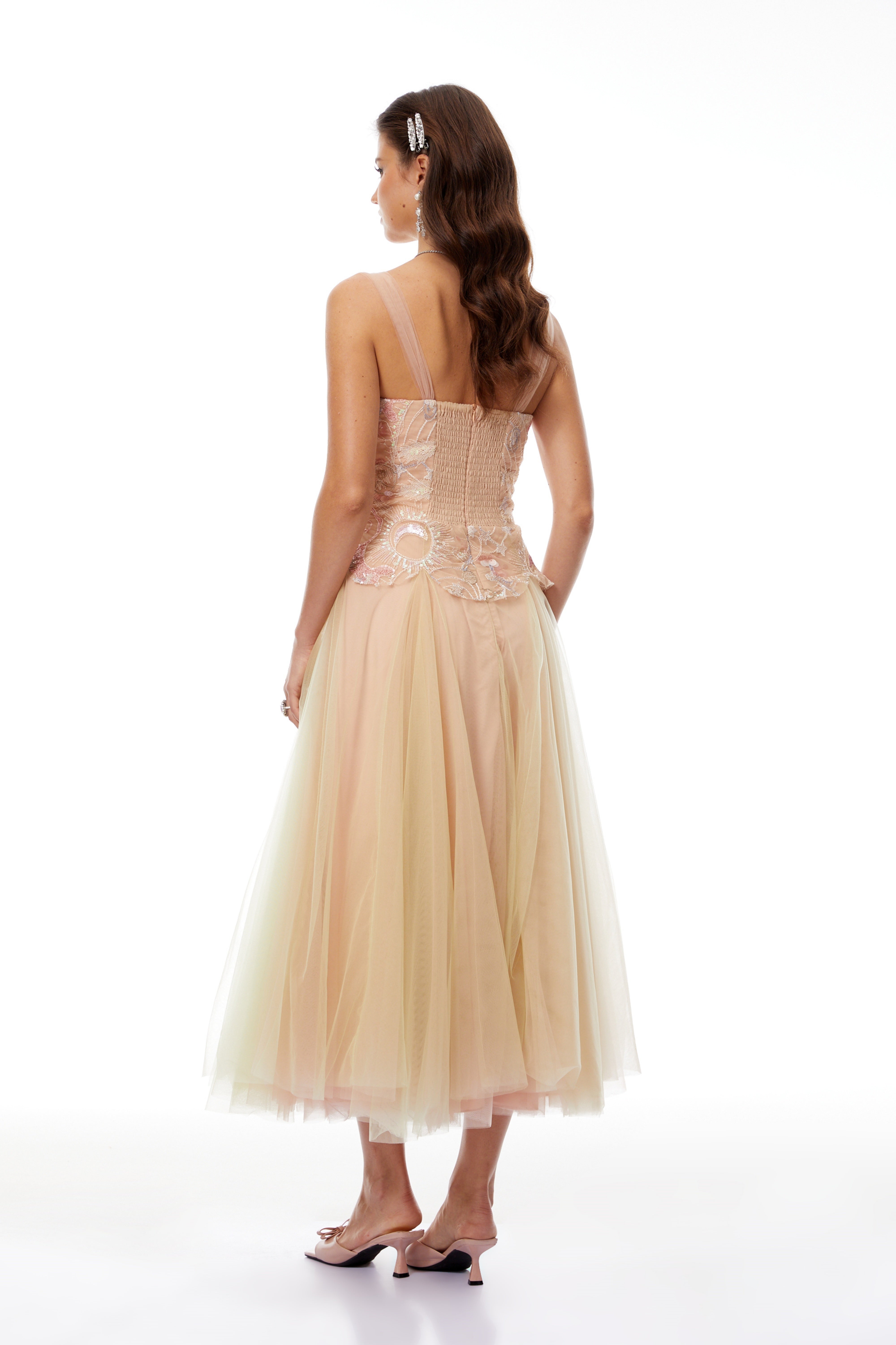 فستان ميدي من التول المطرز بالترتر باللون المحايد من Remi