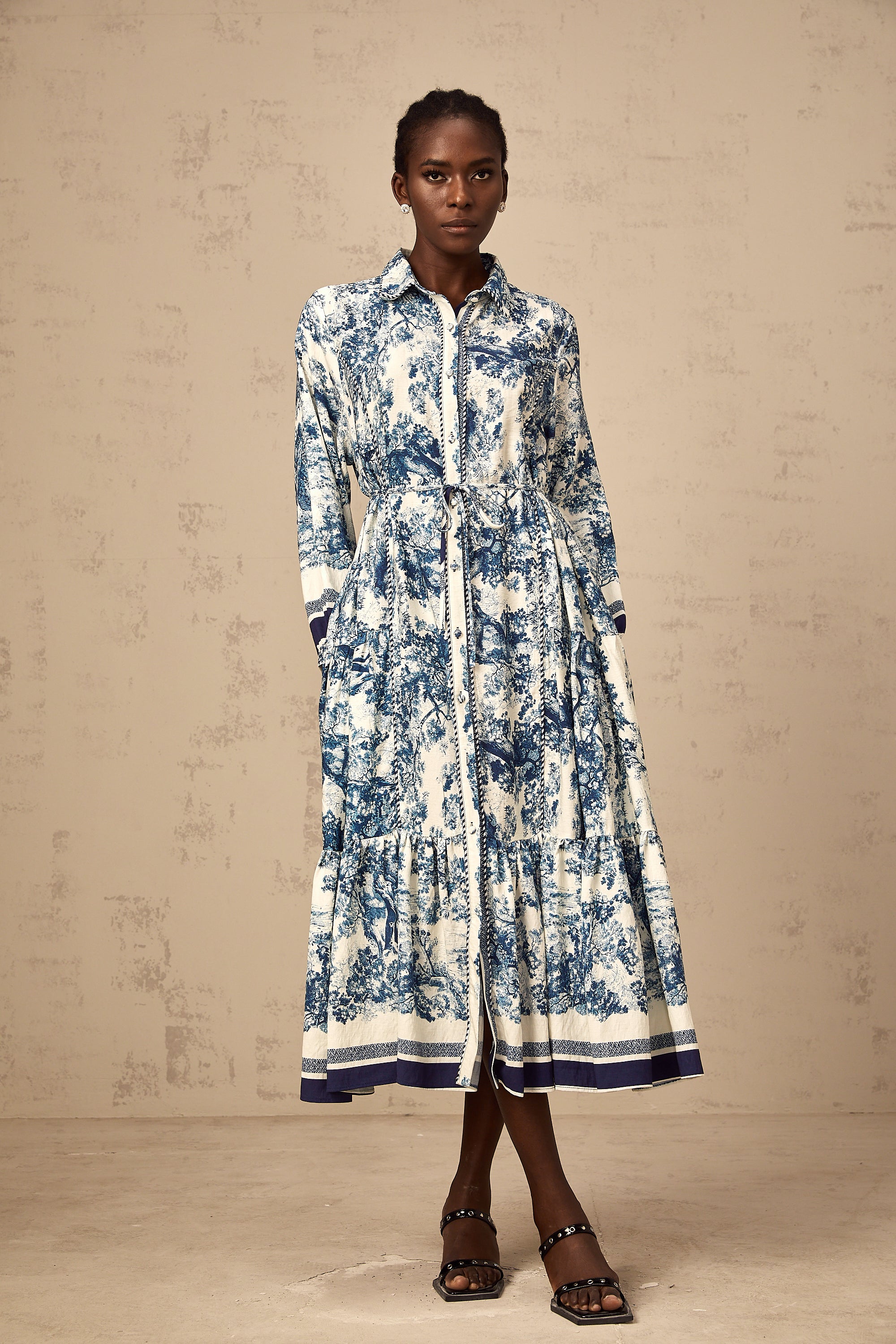 فستان ميدي بطبعة جرافيكية من Adélaïde باللون الأزرق (بيع نهائي - الولايات المتحدة فقط)