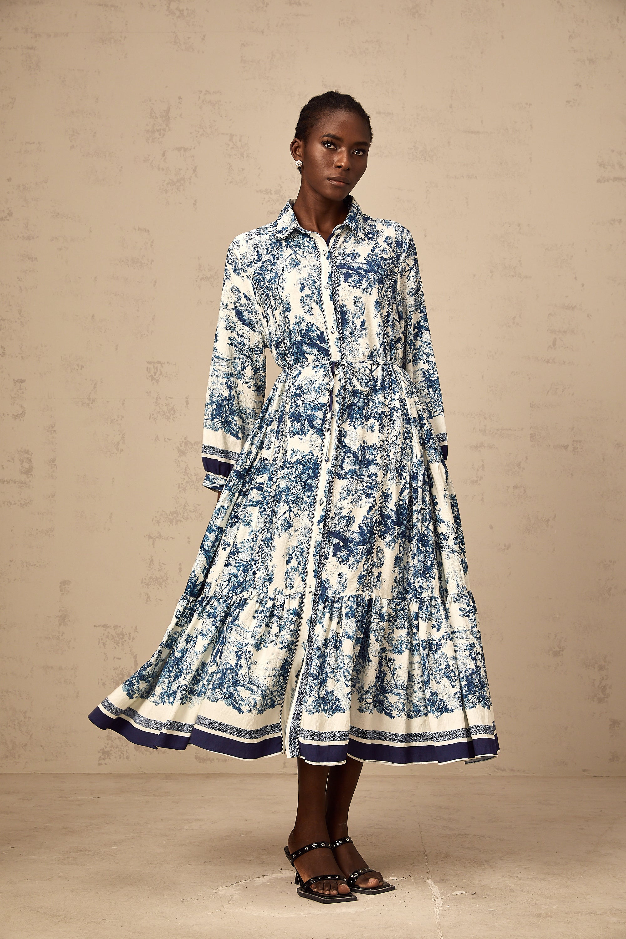 فستان ميدي بطبعة جرافيكية من Adélaïde باللون الأزرق (بيع نهائي - الولايات المتحدة فقط)