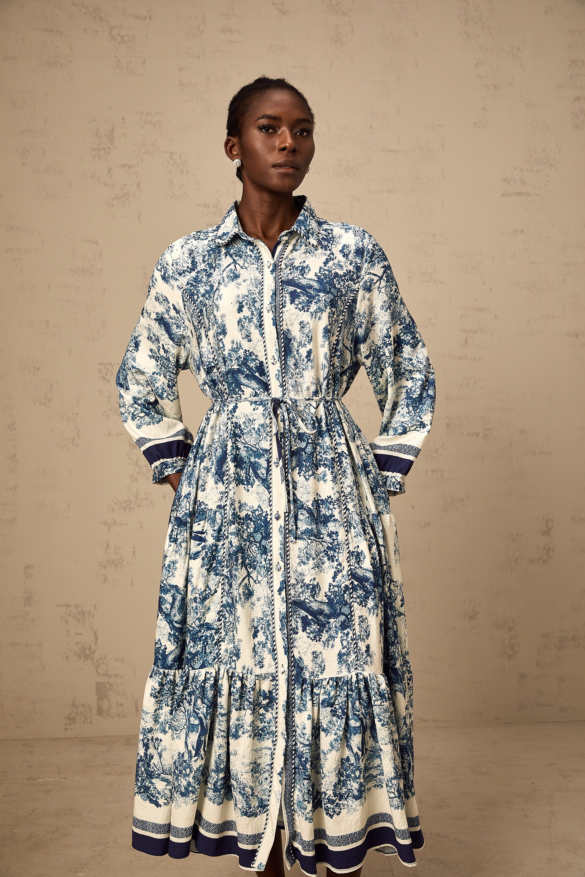 فستان ميدي بطبعة جرافيكية من Adélaïde باللون الأزرق (بيع نهائي - الولايات المتحدة فقط)