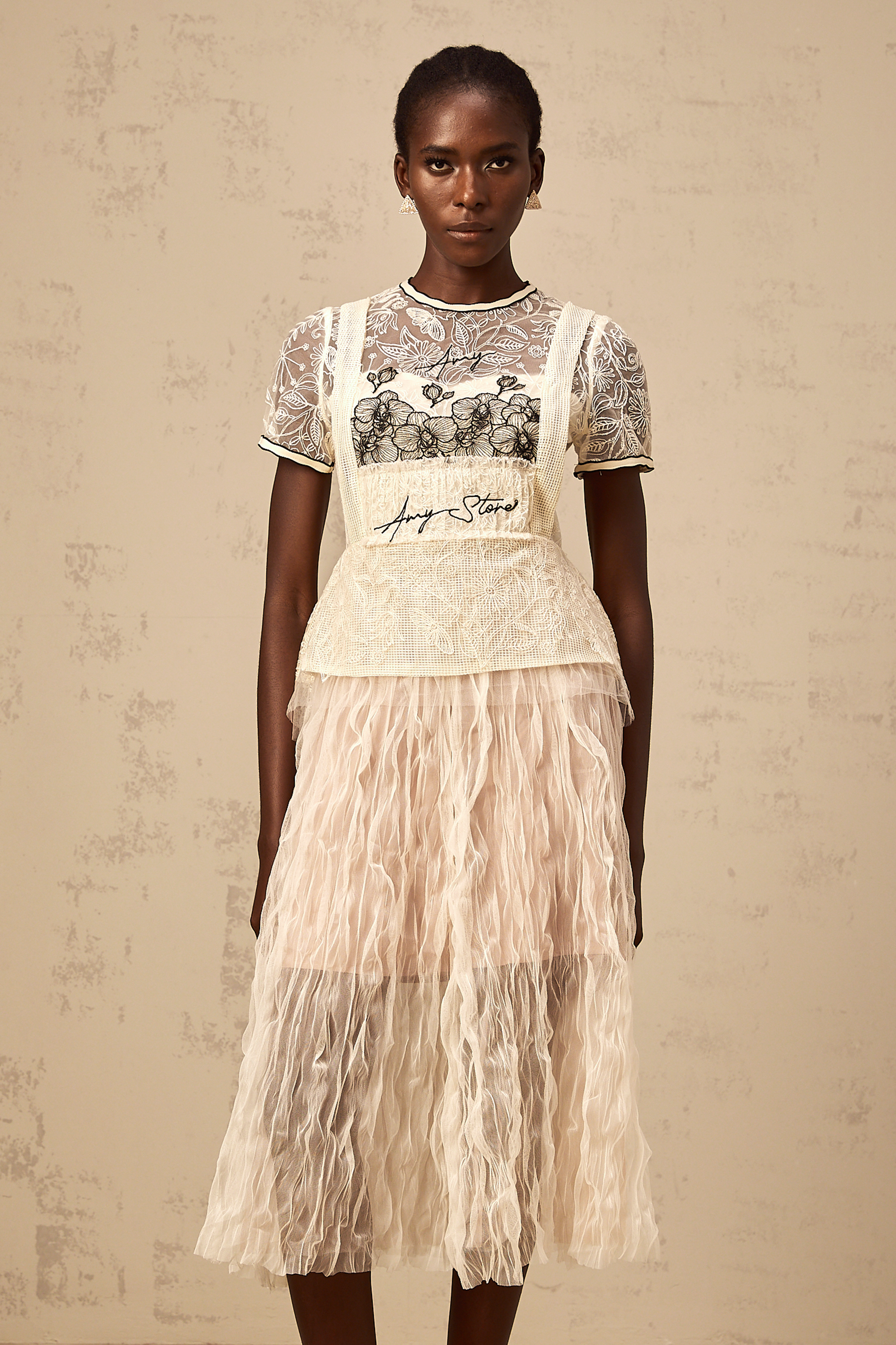 فستان ميدي من التول المطرز باللون البيج من Sandrine