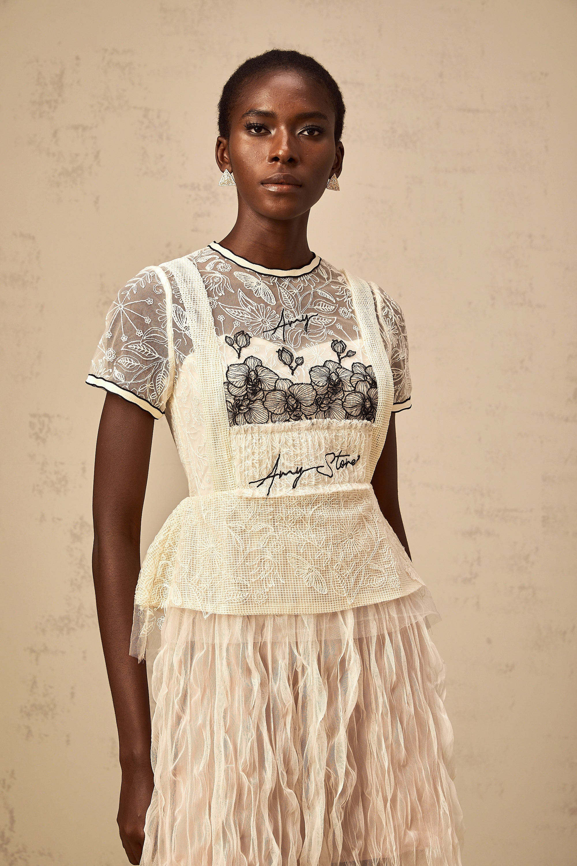 فستان ميدي من التول المطرز باللون البيج من Sandrine