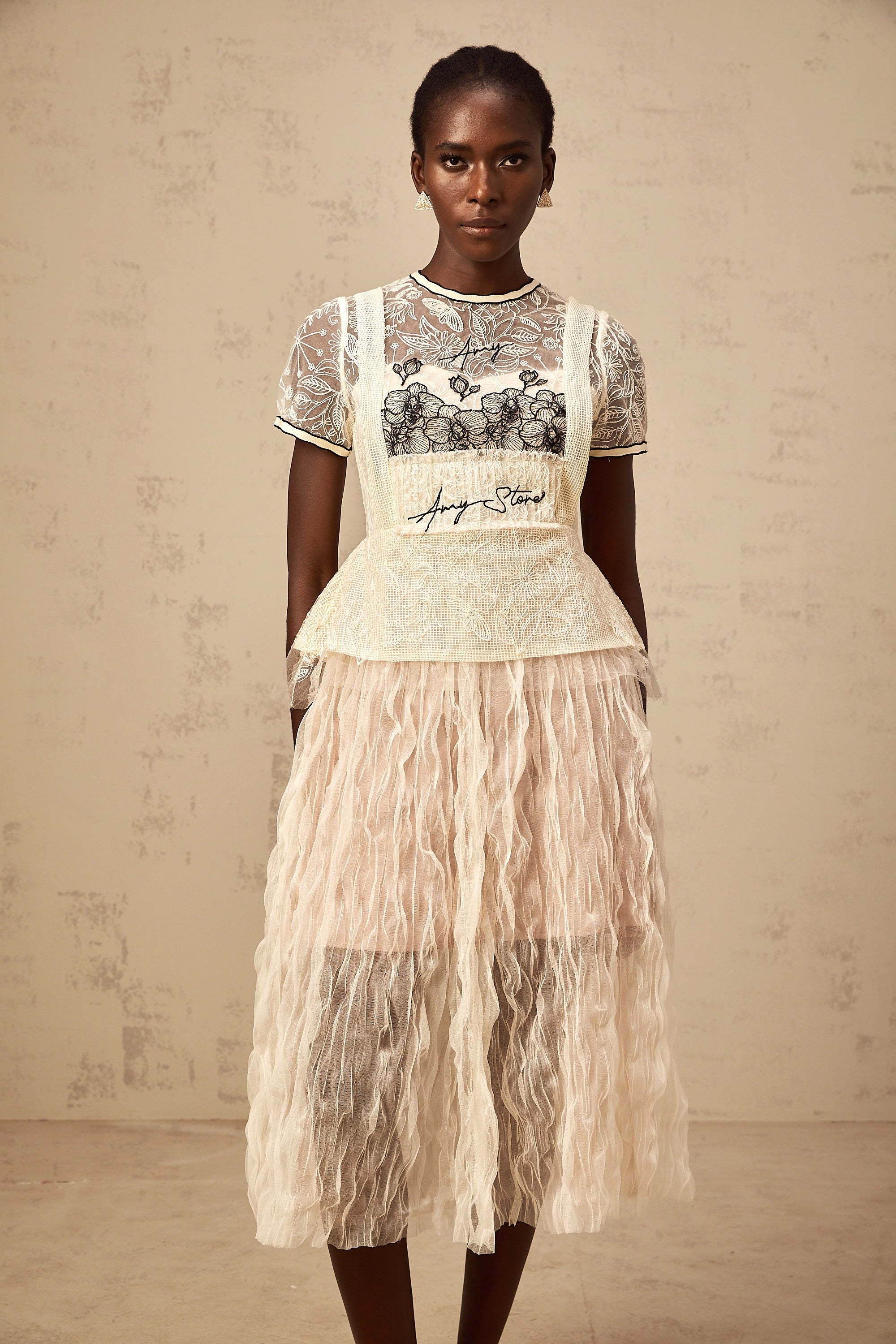 فستان ميدي من التول المطرز باللون البيج من Sandrine