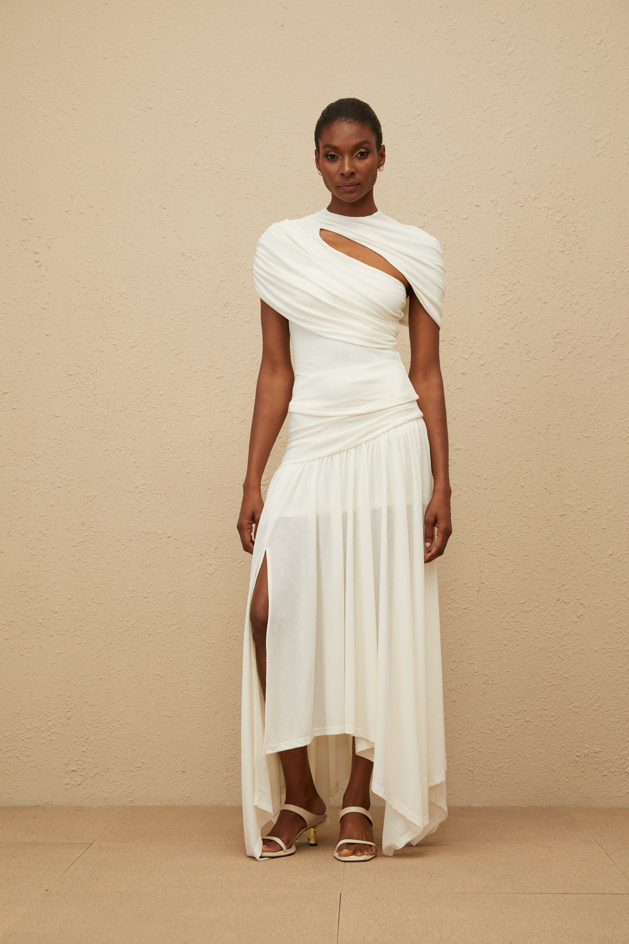 طقم بلوزة وتنورة غير متناظرة من القطيفة البيضاء