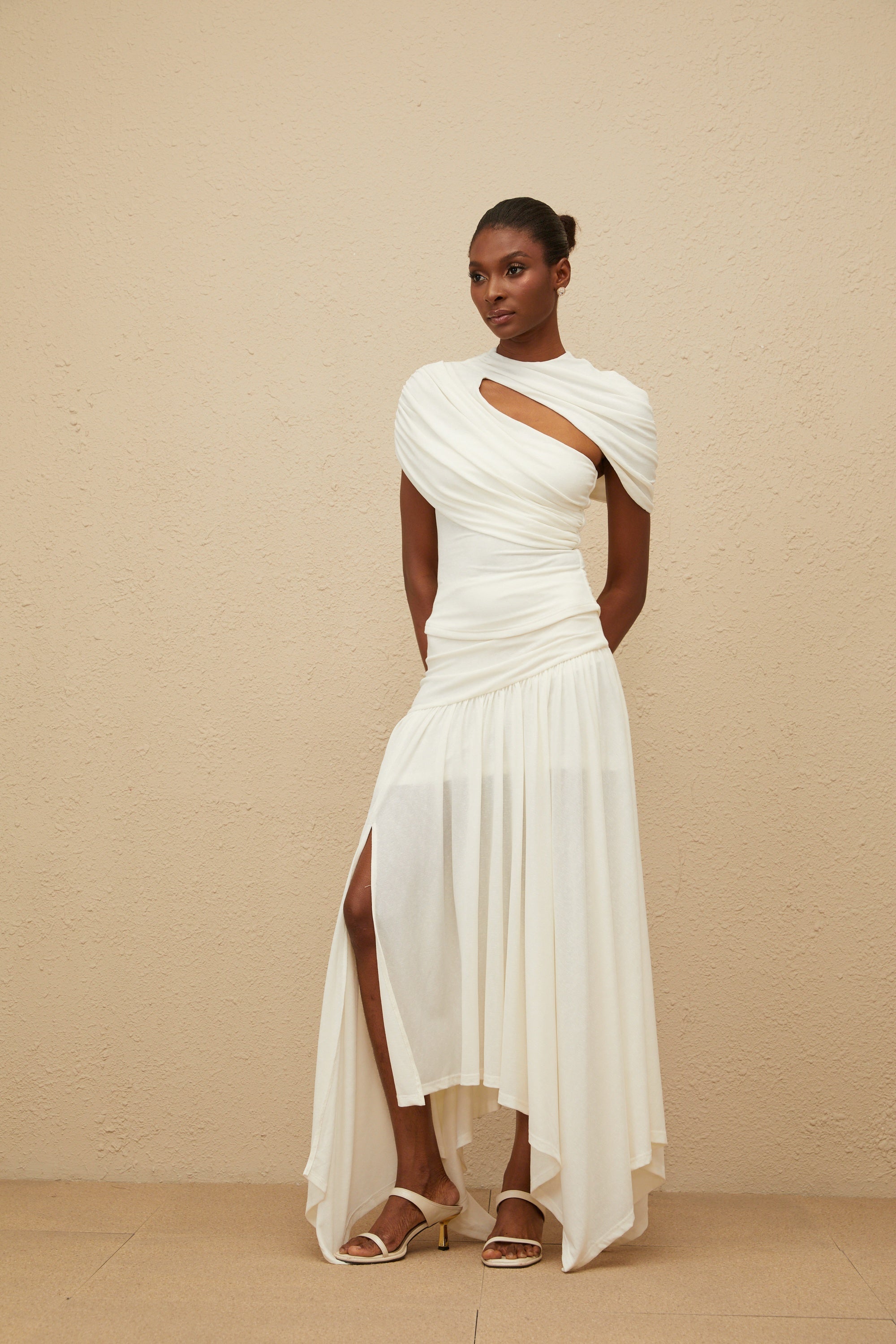 طقم بلوزة وتنورة غير متناظرة من القطيفة البيضاء