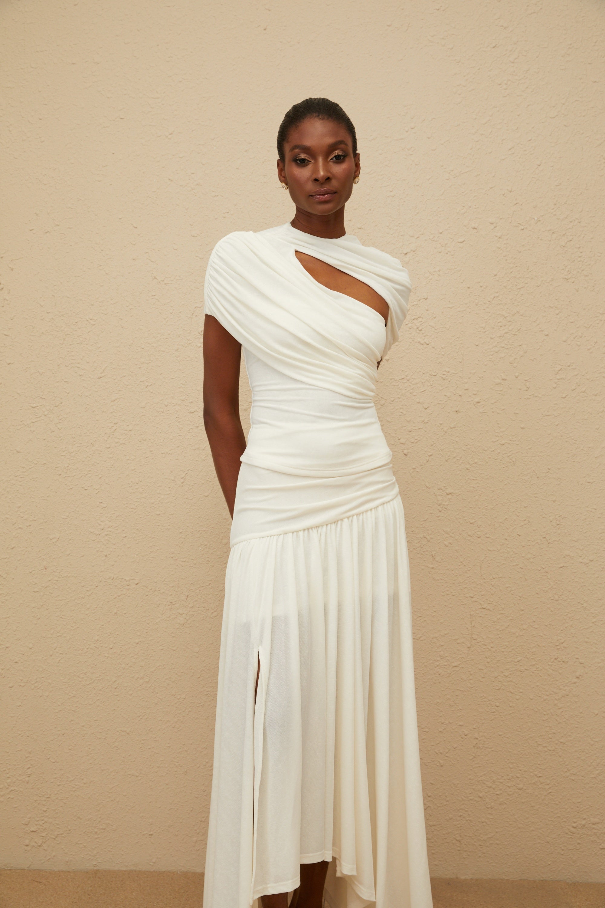 طقم بلوزة وتنورة غير متناظرة من القطيفة البيضاء