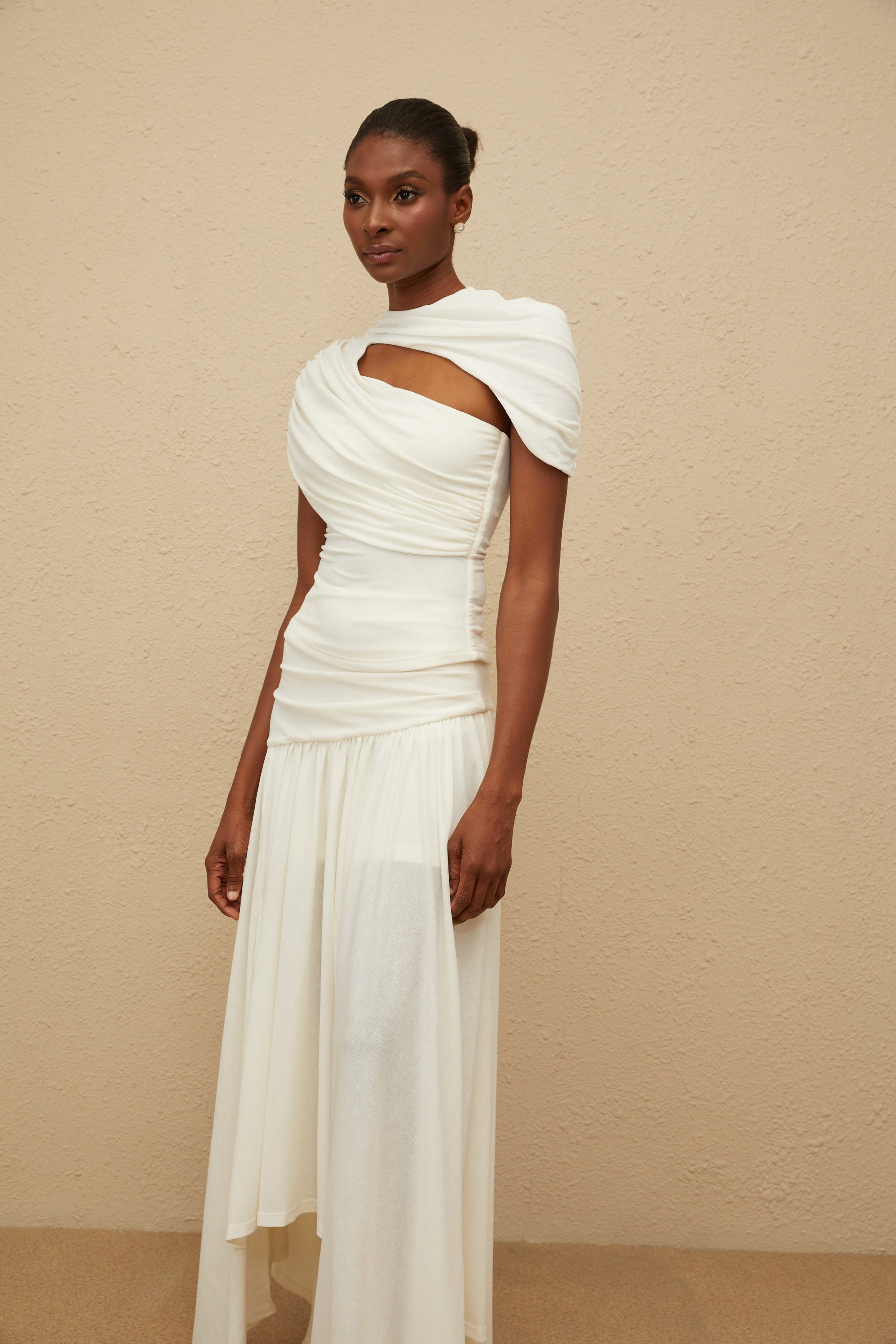 طقم بلوزة وتنورة غير متناظرة من القطيفة البيضاء