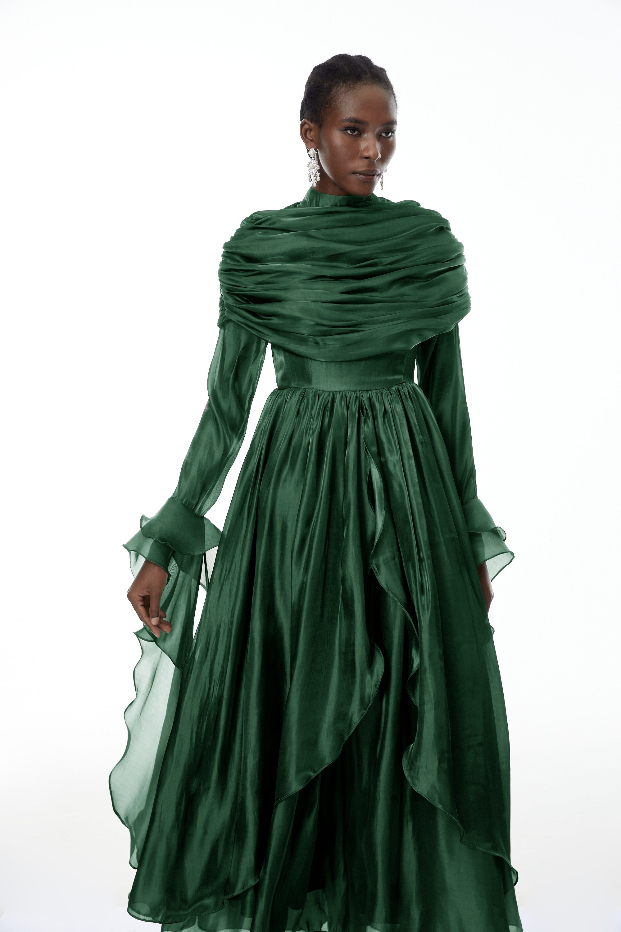 فستان ماكسي طويل بكتفين مكشوفين وياقة مزينة بكشكشة من Gustave Green