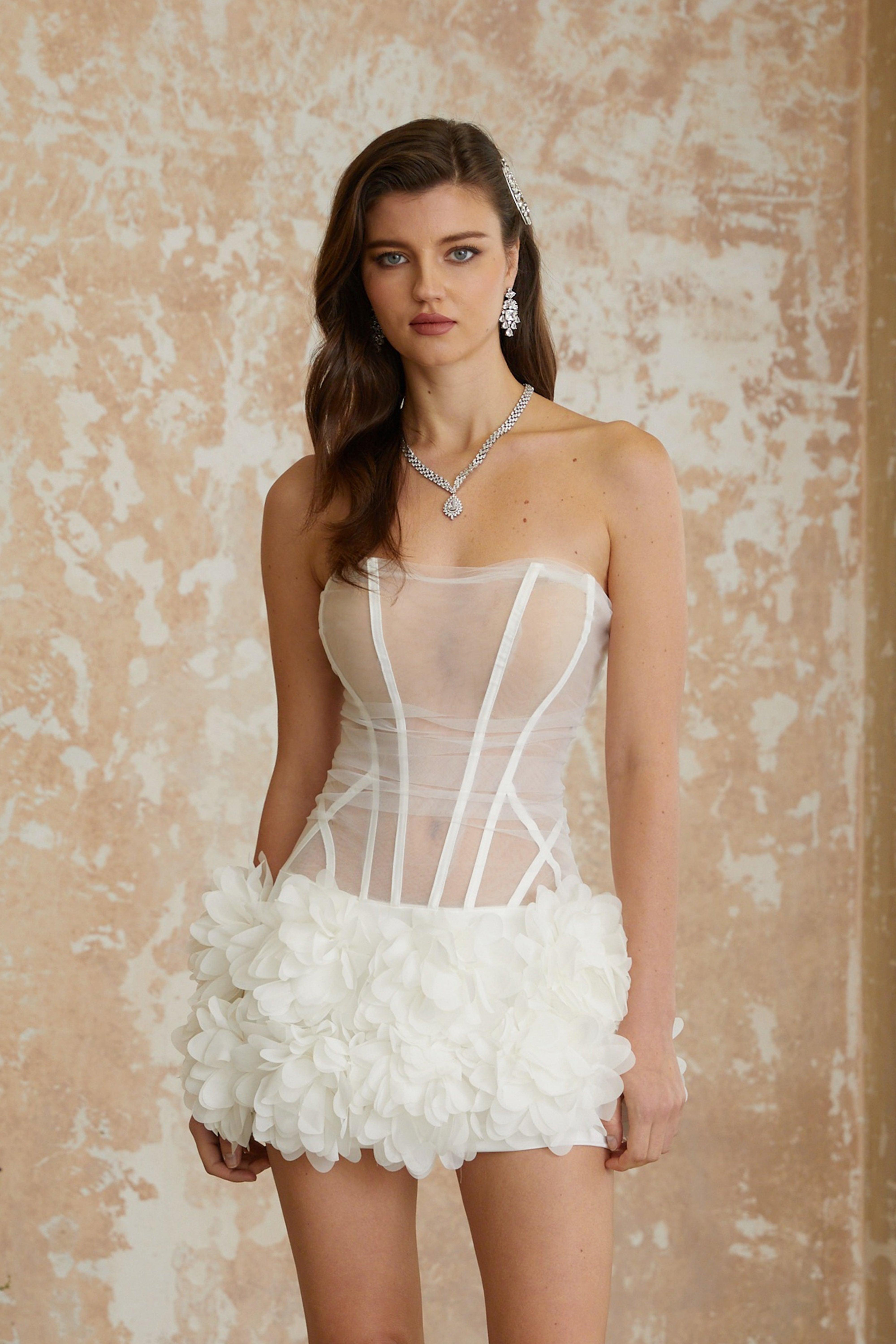 فستان قصير بأكتاف مكشوفة وطبقات ثلاثية الأبعاد من Alicja White