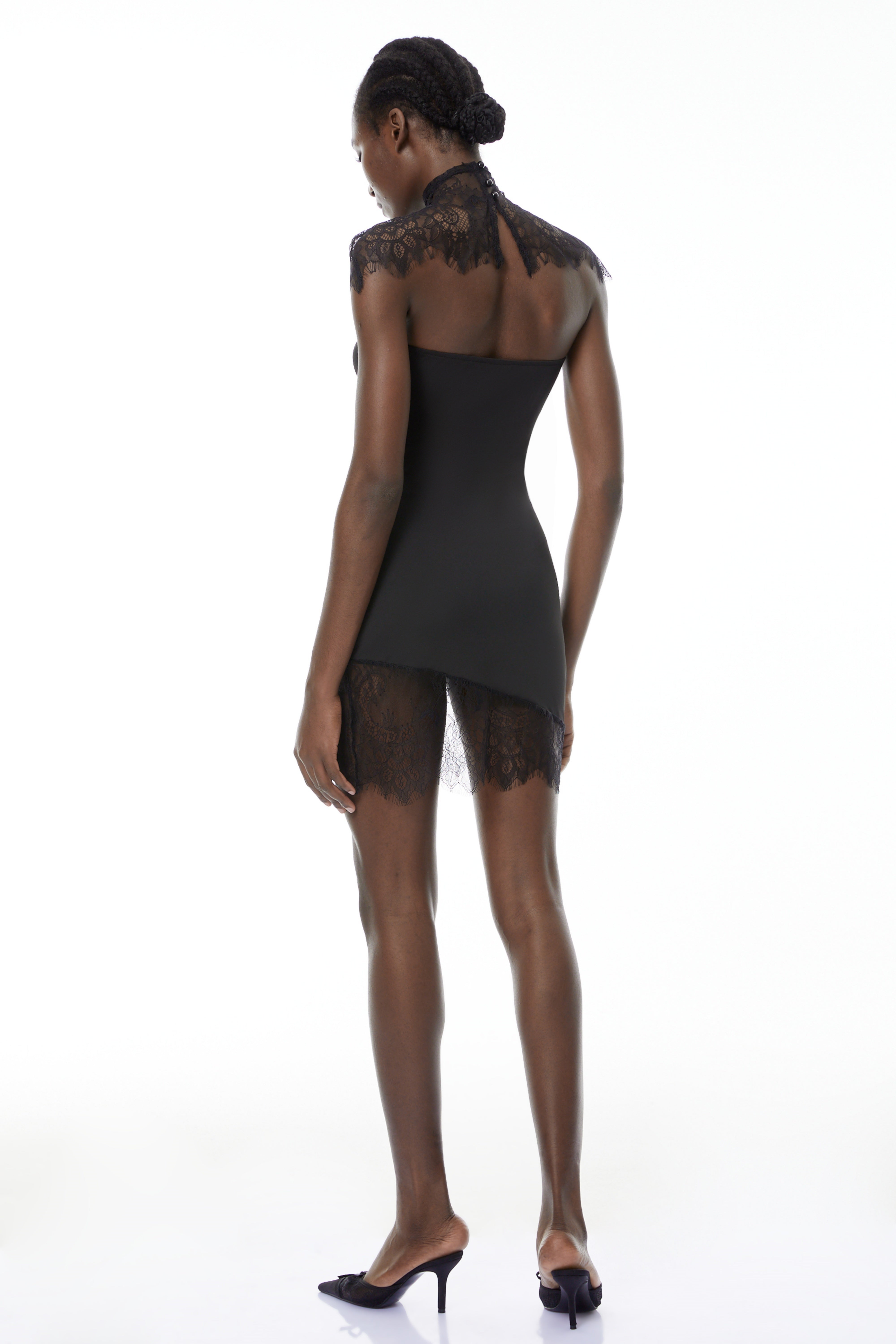 طقم شال وفستان من الدانتيل الأسود من Alvaro