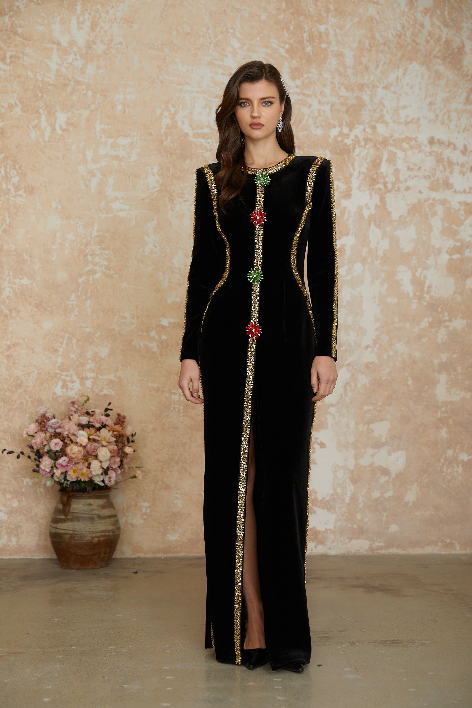 فستان طويل مزين بالكريستال الأسود مع شق أمامي