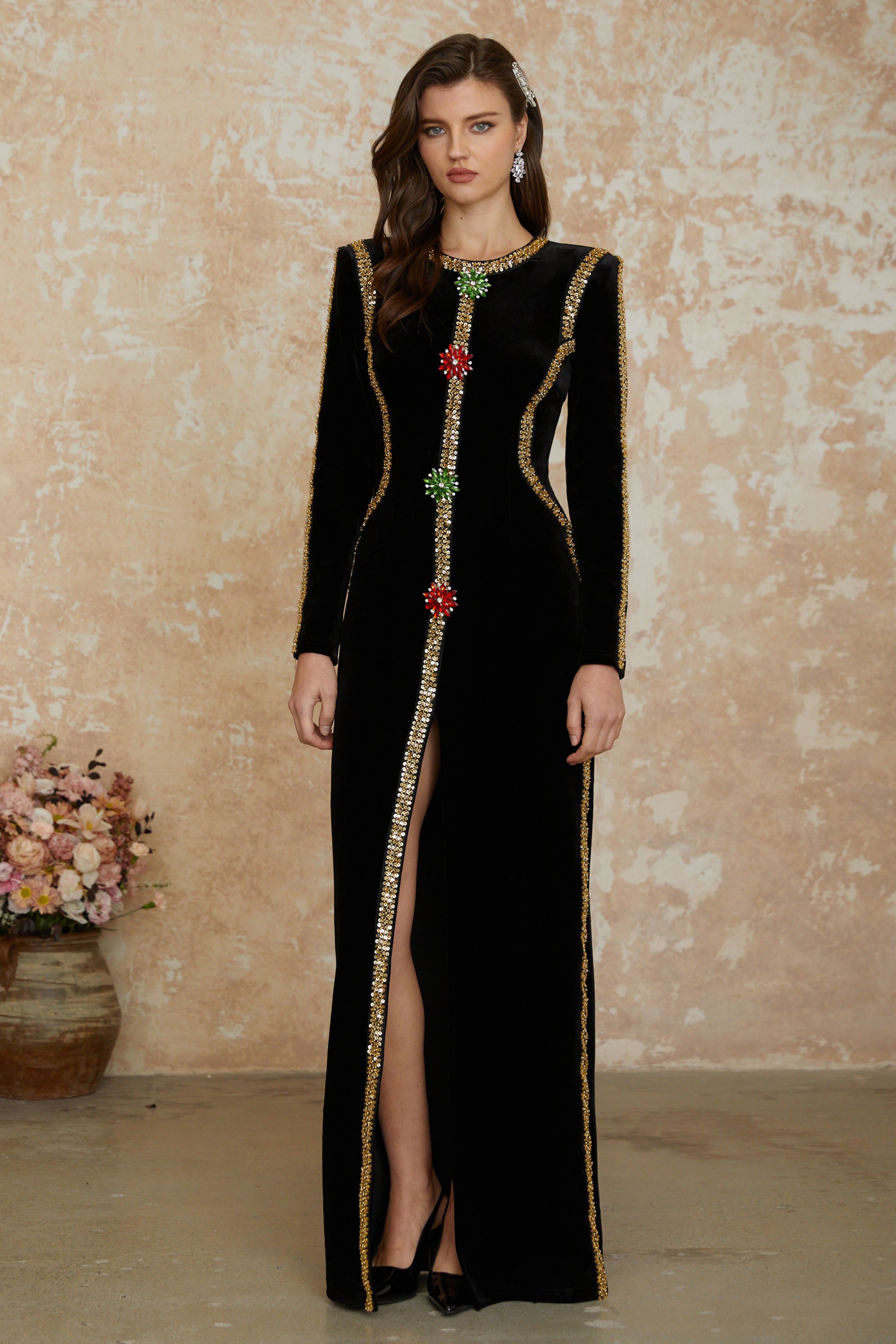 فستان طويل مزين بالكريستال الأسود مع شق أمامي