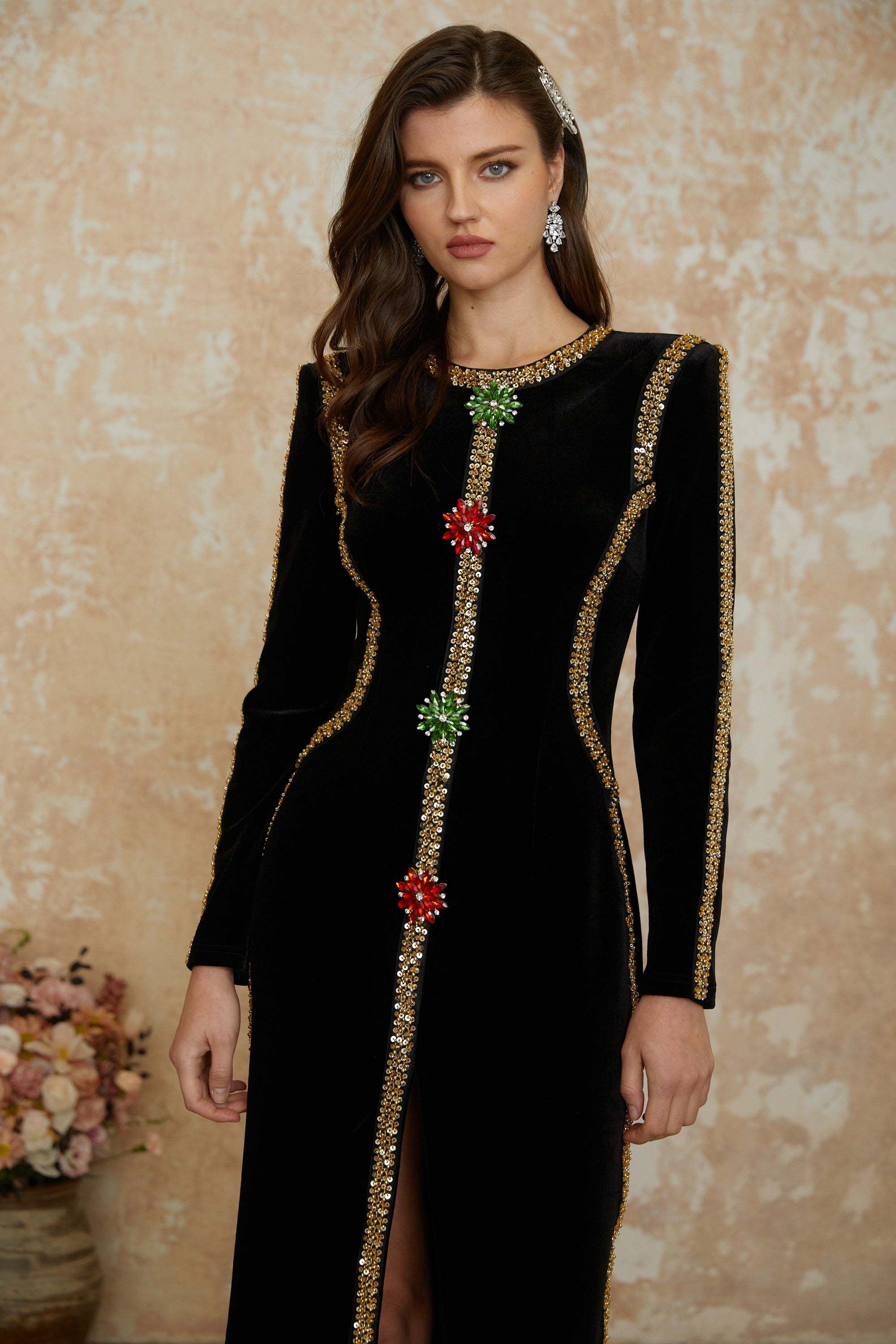 فستان طويل مزين بالكريستال الأسود مع شق أمامي