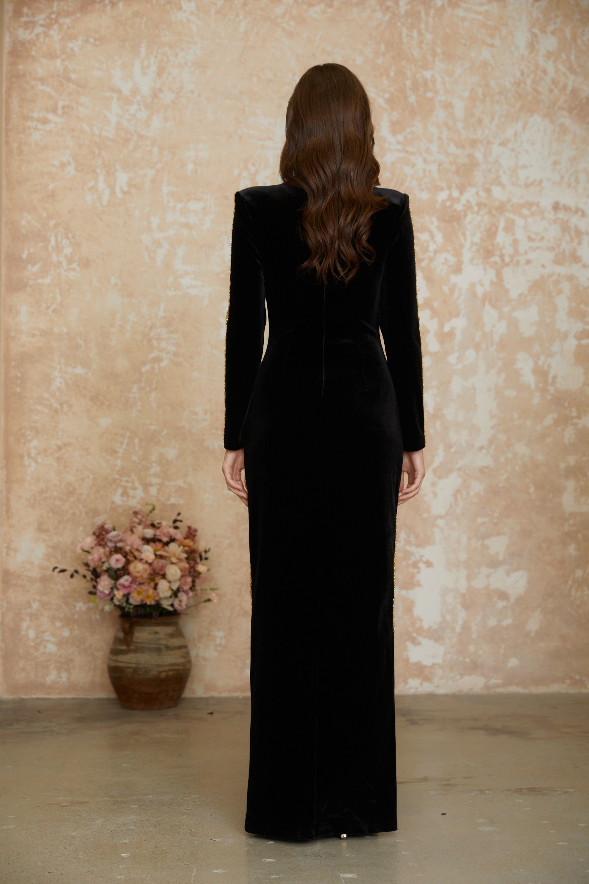 فستان طويل مزين بالكريستال الأسود مع شق أمامي