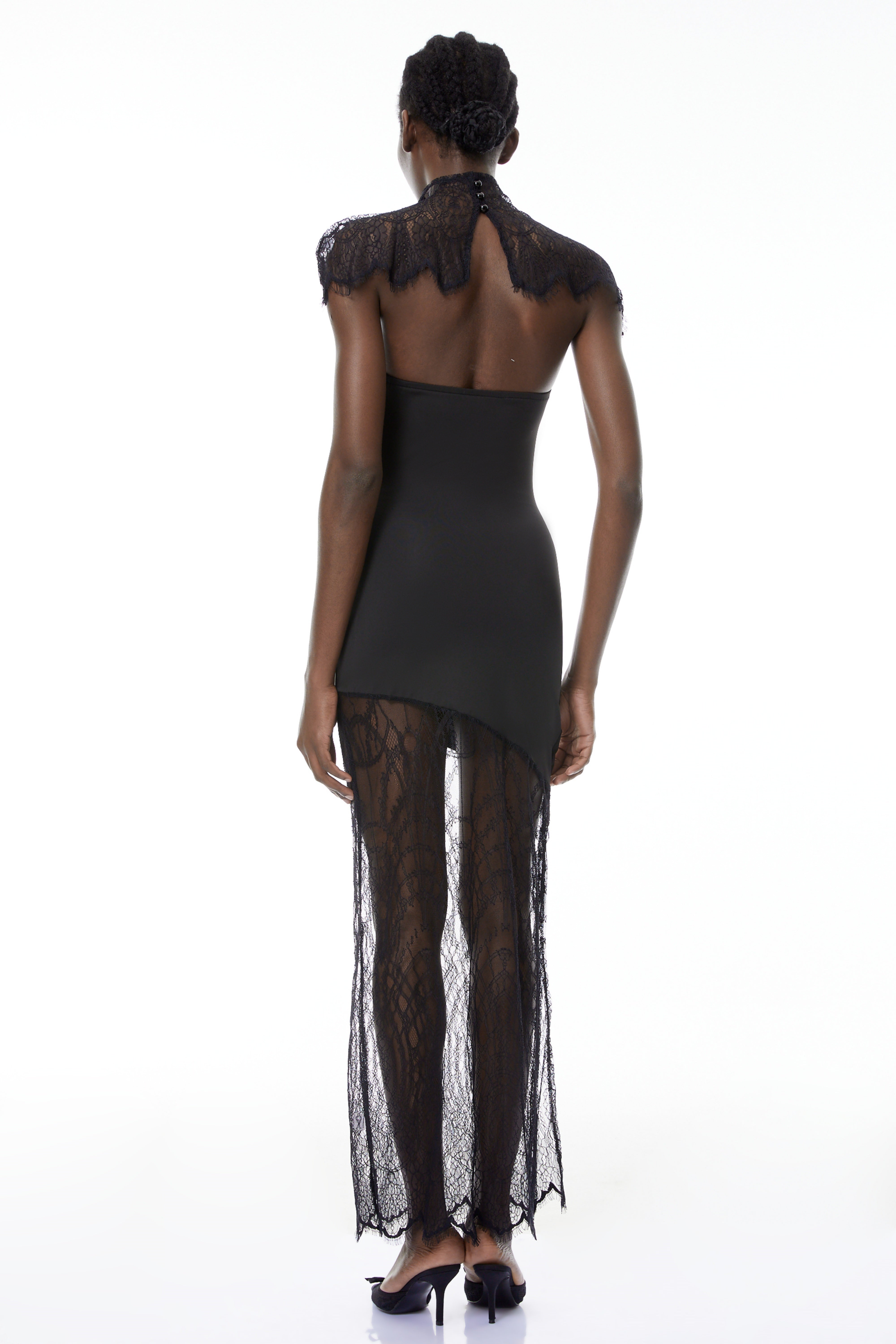 طقم شال ورداء من الدانتيل الأسود المزين بالزهور من Arianna