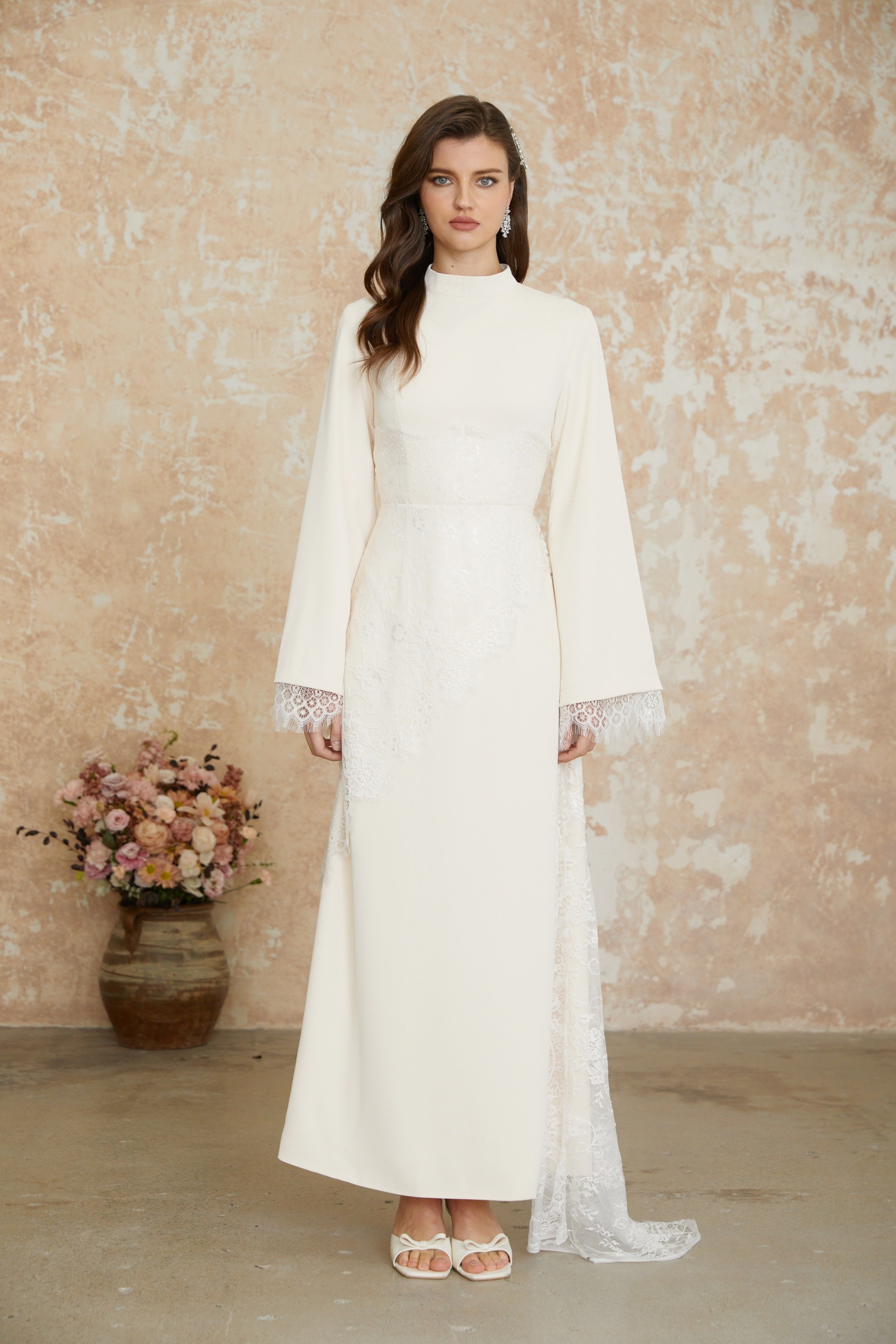 فستان طويل من الدانتيل الأبيض المزين بالزهور من Aurora