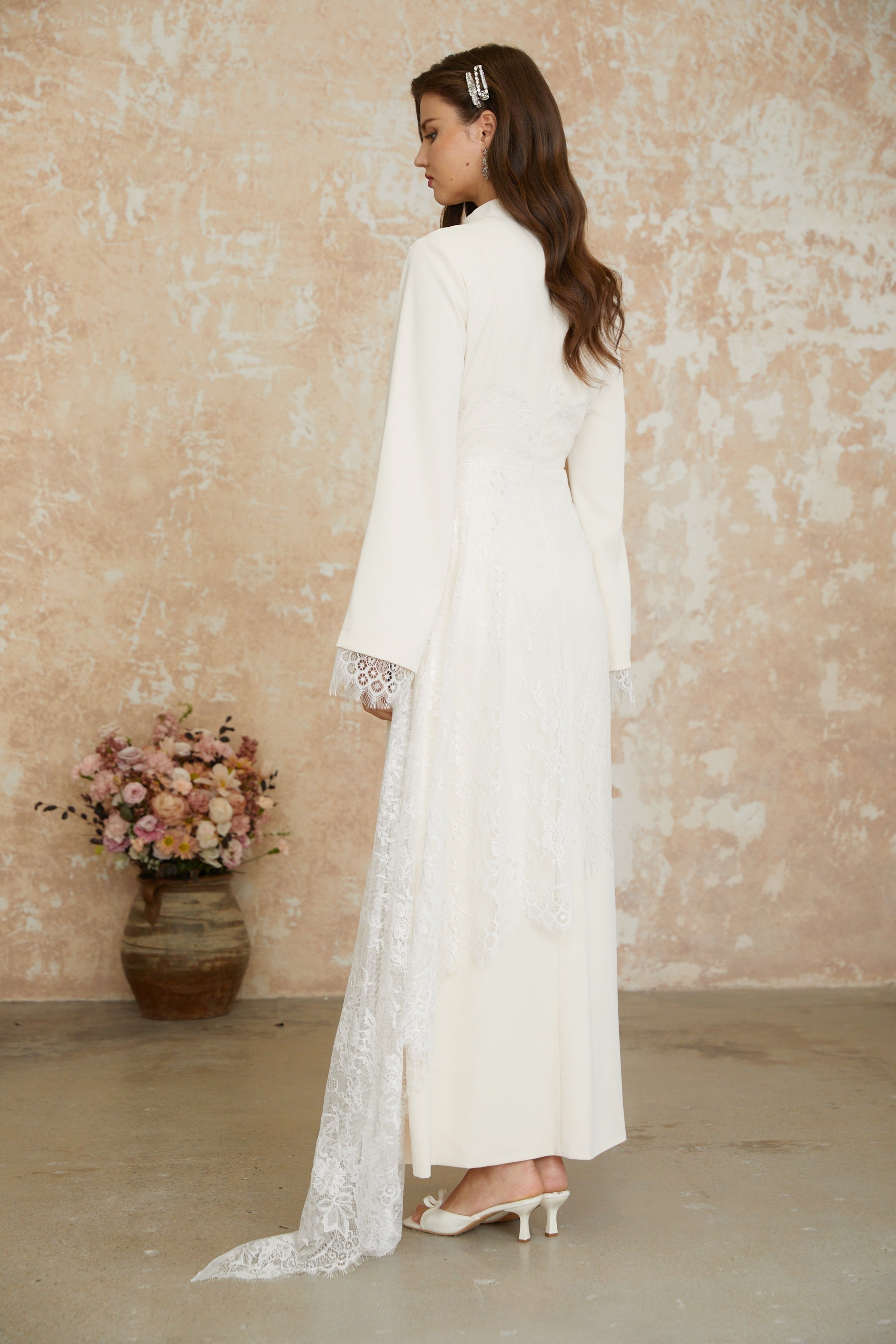 فستان طويل من الدانتيل الأبيض المزين بالزهور من Aurora