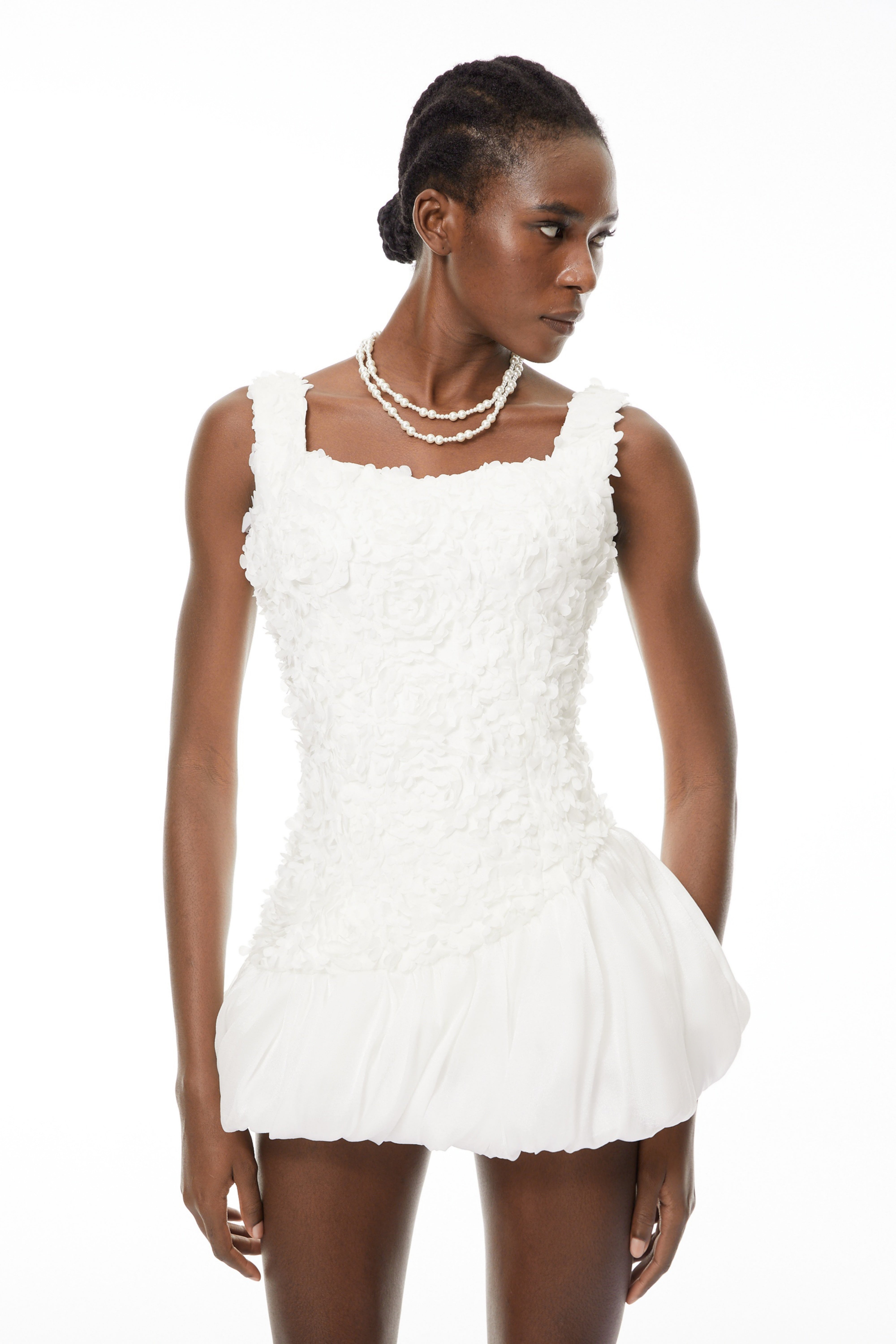 بياتريس وايت فستان قصير ثلاثي الأبعاد ببتلات فقاعية