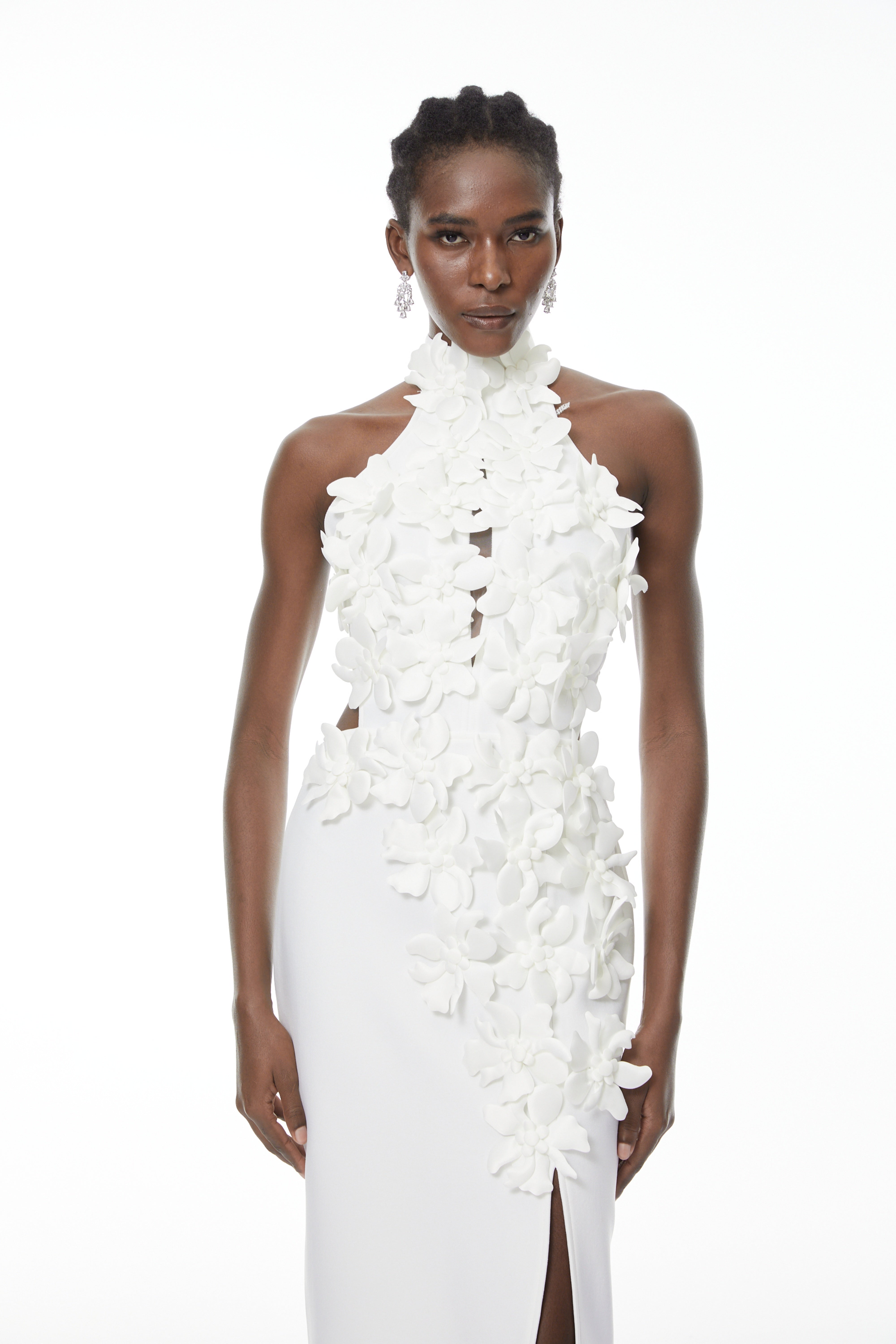 فستان طويل برقبة حلقية ثلاثية الأبعاد من براين وايت