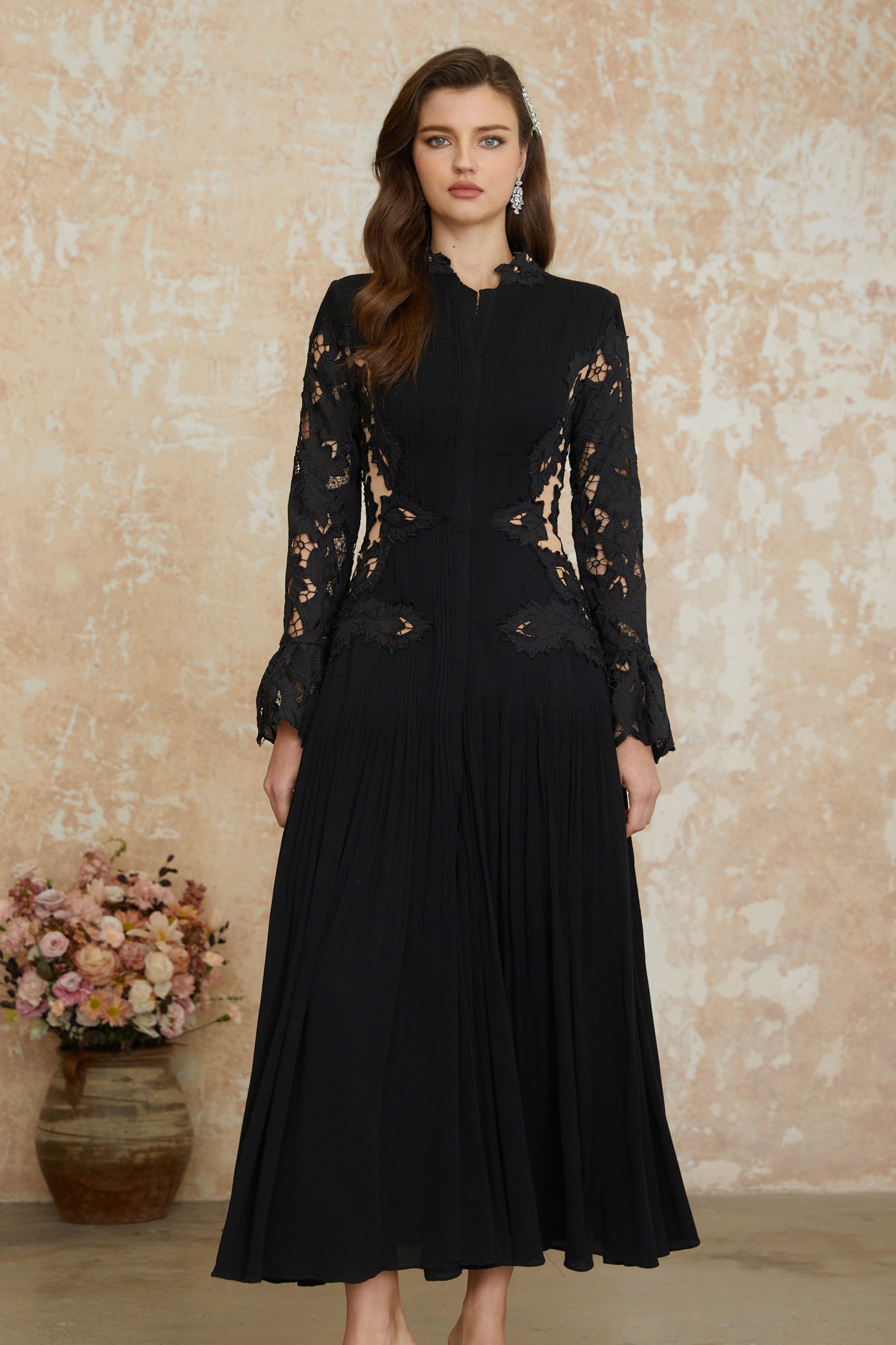 فستان ميدي من الدانتيل الأسود مع طيات من Chiara