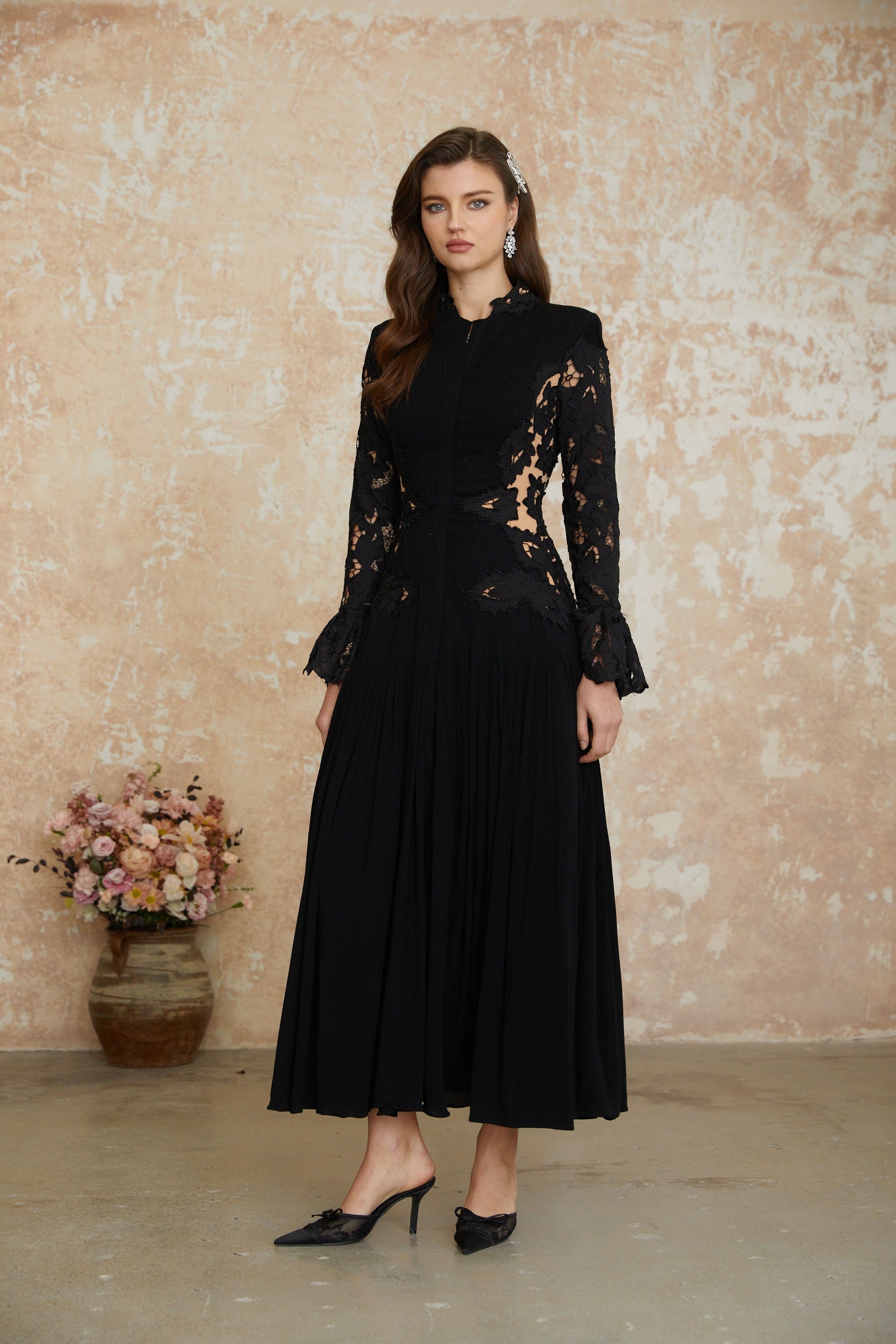 فستان ميدي من الدانتيل الأسود مع طيات من Chiara