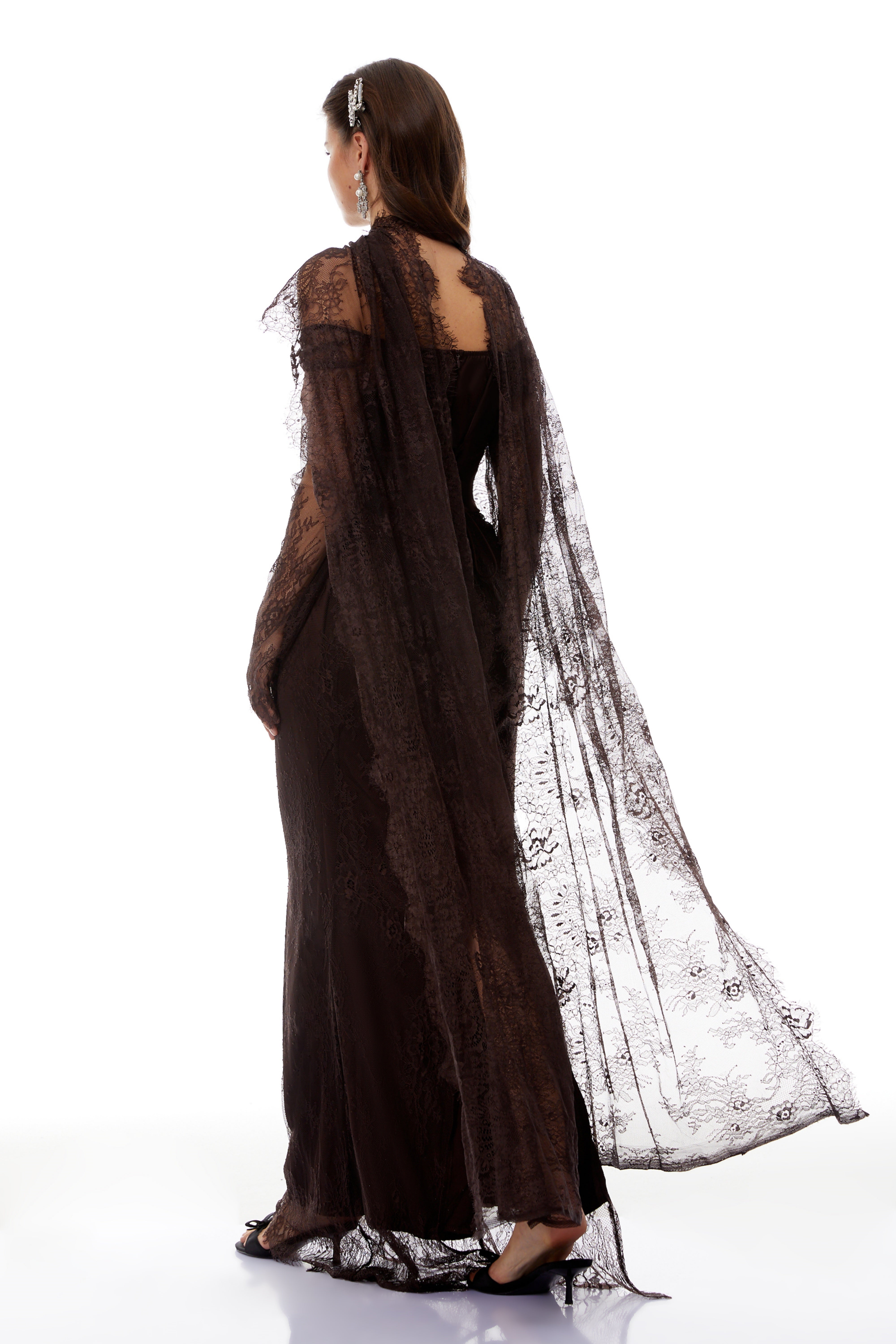 فستان طويل من الدانتيل المزين بالزهور مع رداء من كريستا براون
