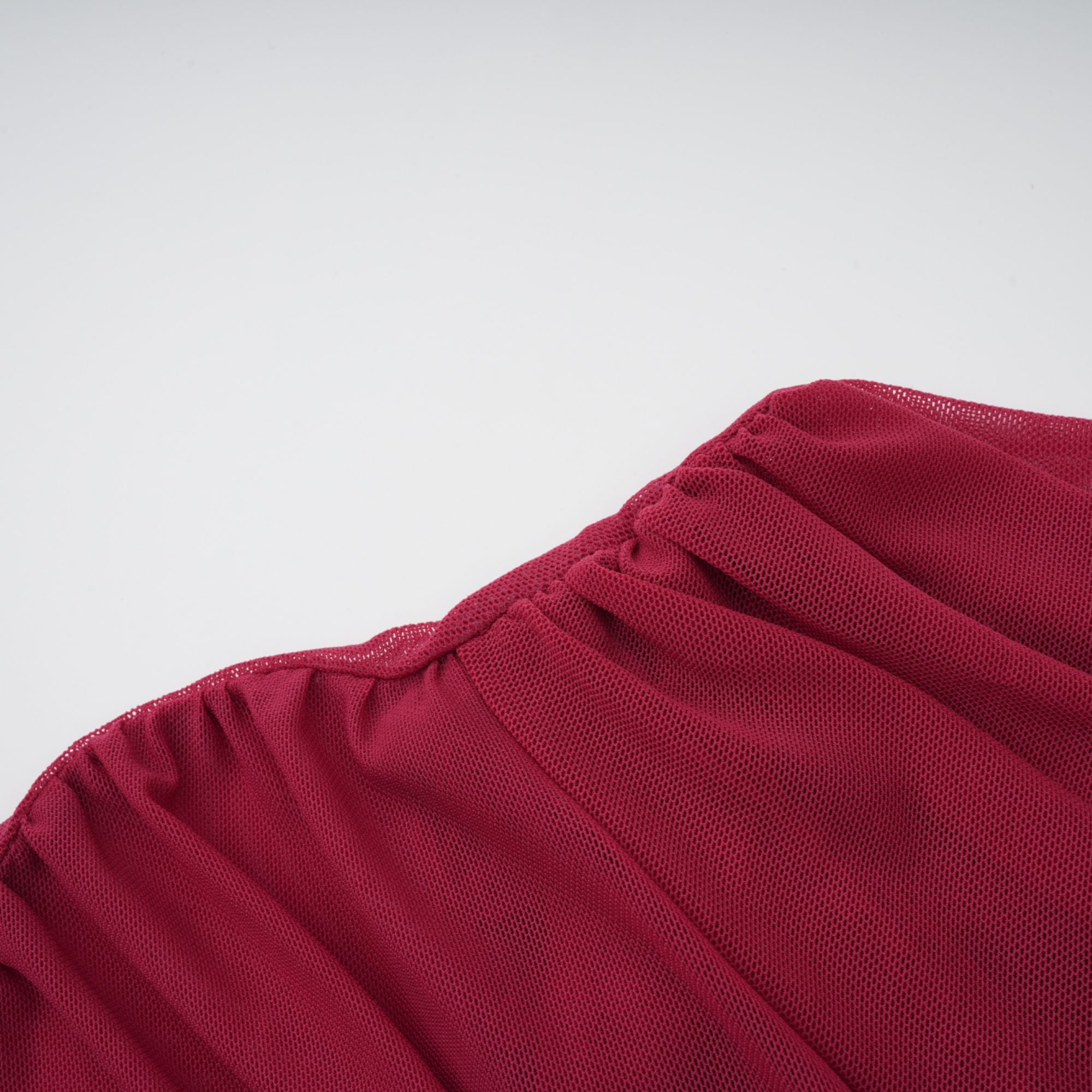 فستان طويل غير متماثل من الشبك المكشكش باللون الأحمر من Sylphe