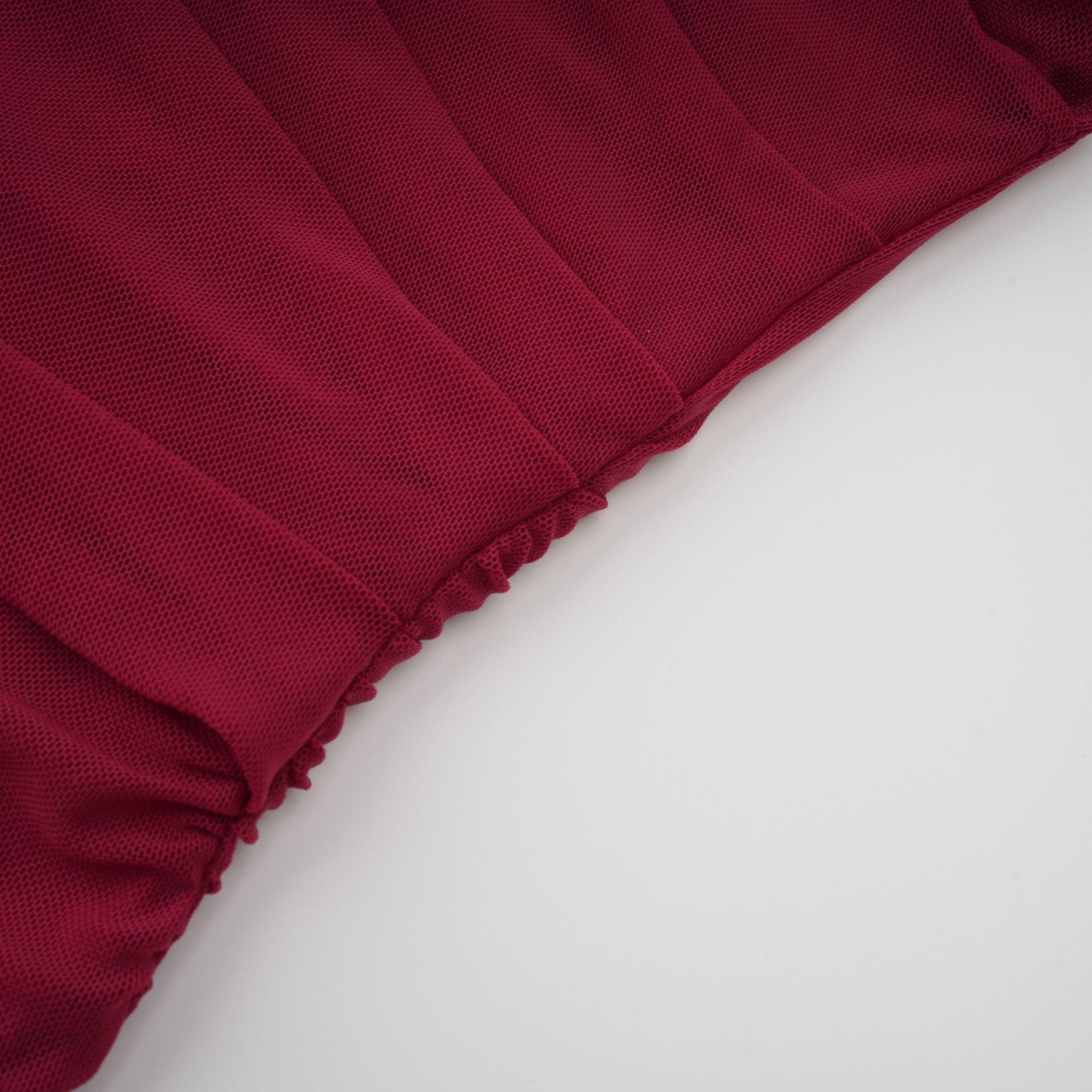 فستان طويل غير متماثل من الشبك المكشكش باللون الأحمر من Sylphe