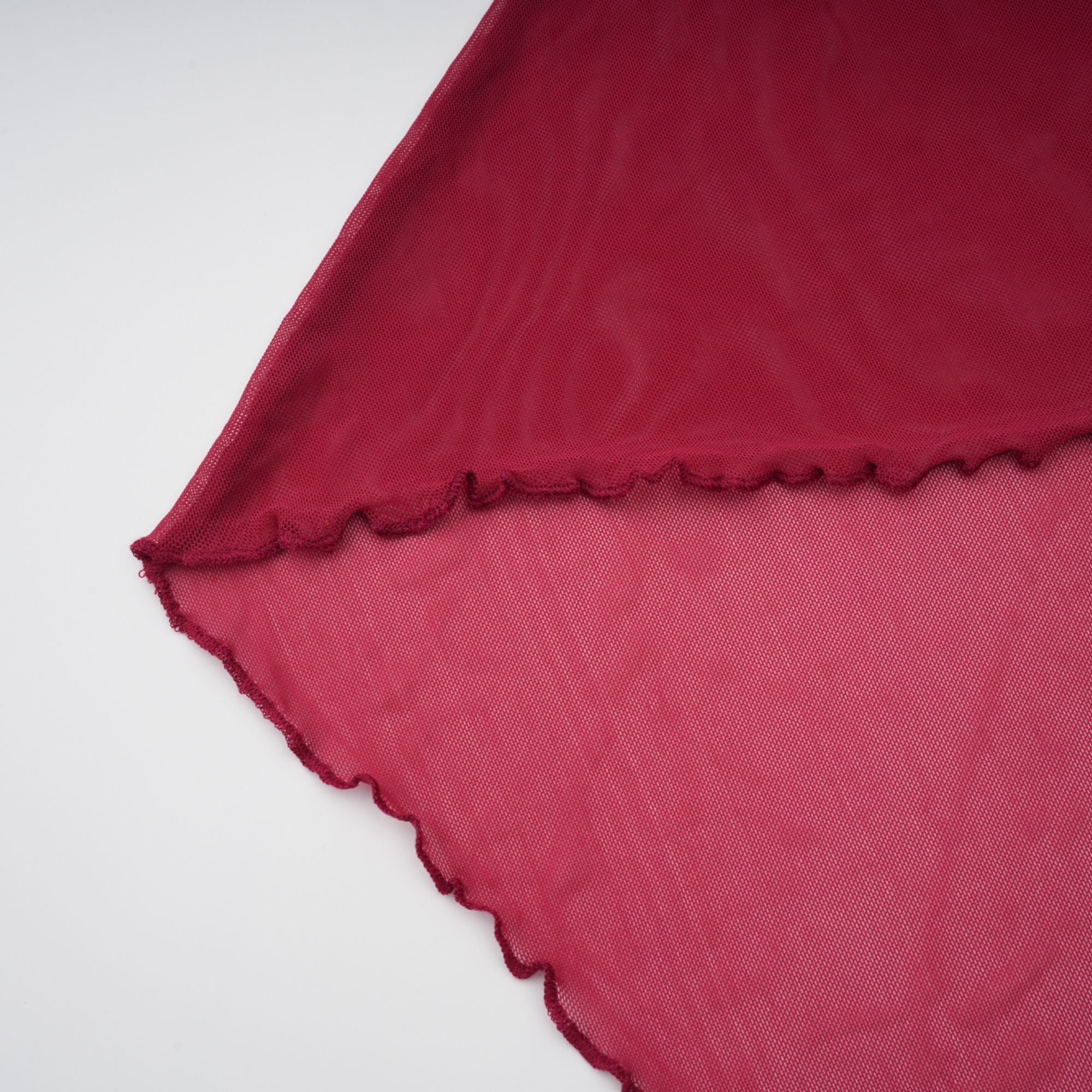 فستان طويل غير متماثل من الشبك المكشكش باللون الأحمر من Sylphe