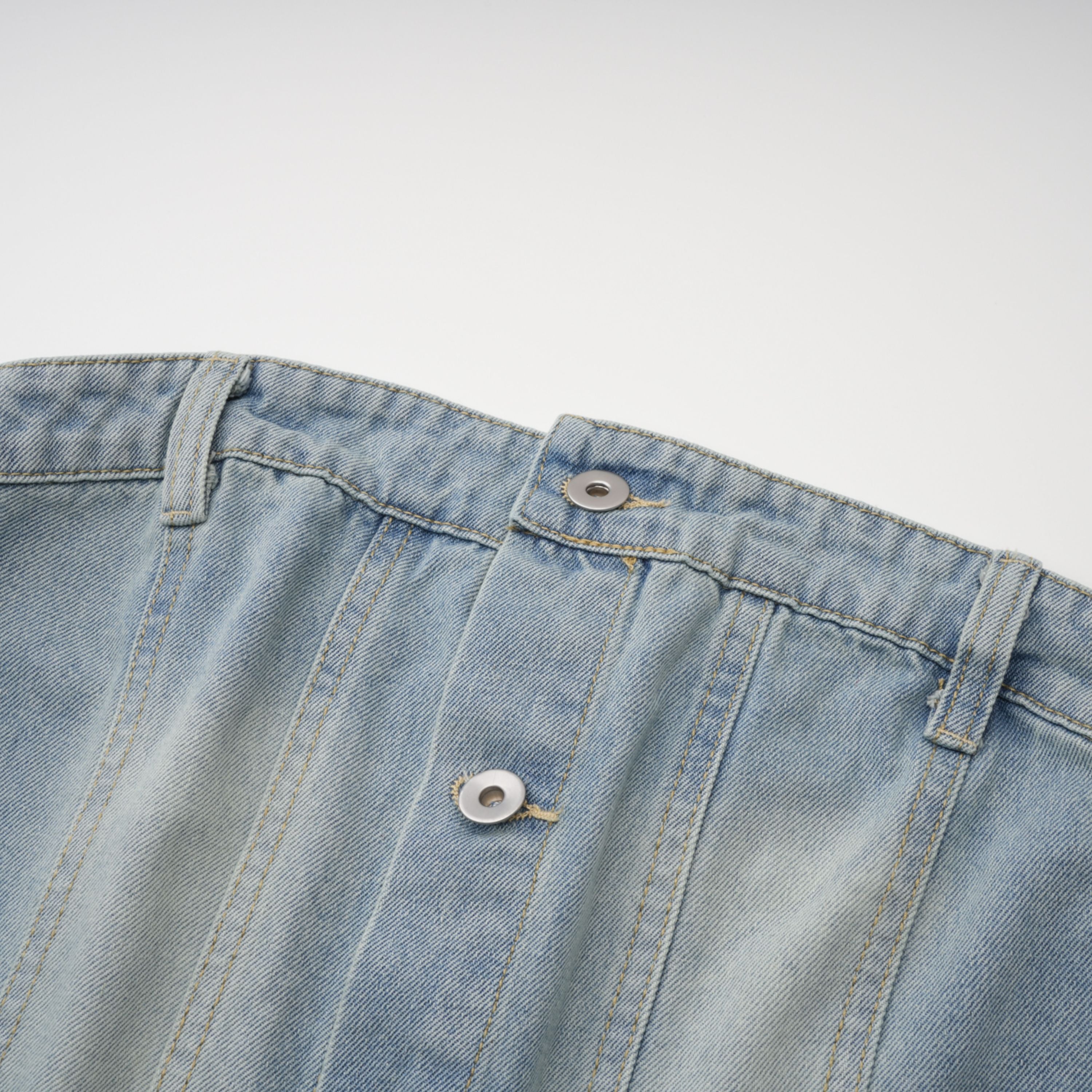 بذلة قصيرة من الدنيم باللون الأزرق الباهت من مارتي