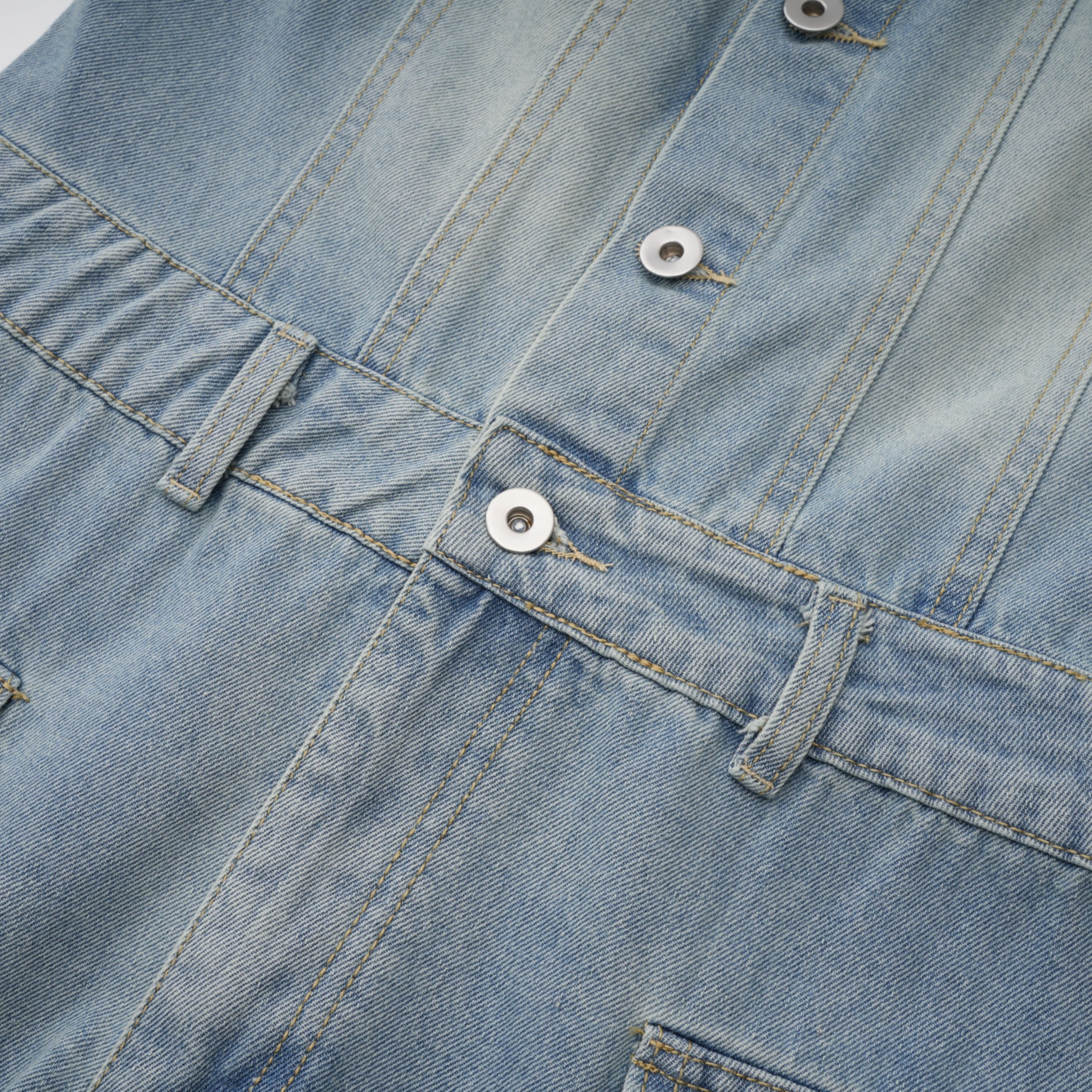 بذلة قصيرة من الدنيم باللون الأزرق الباهت من مارتي