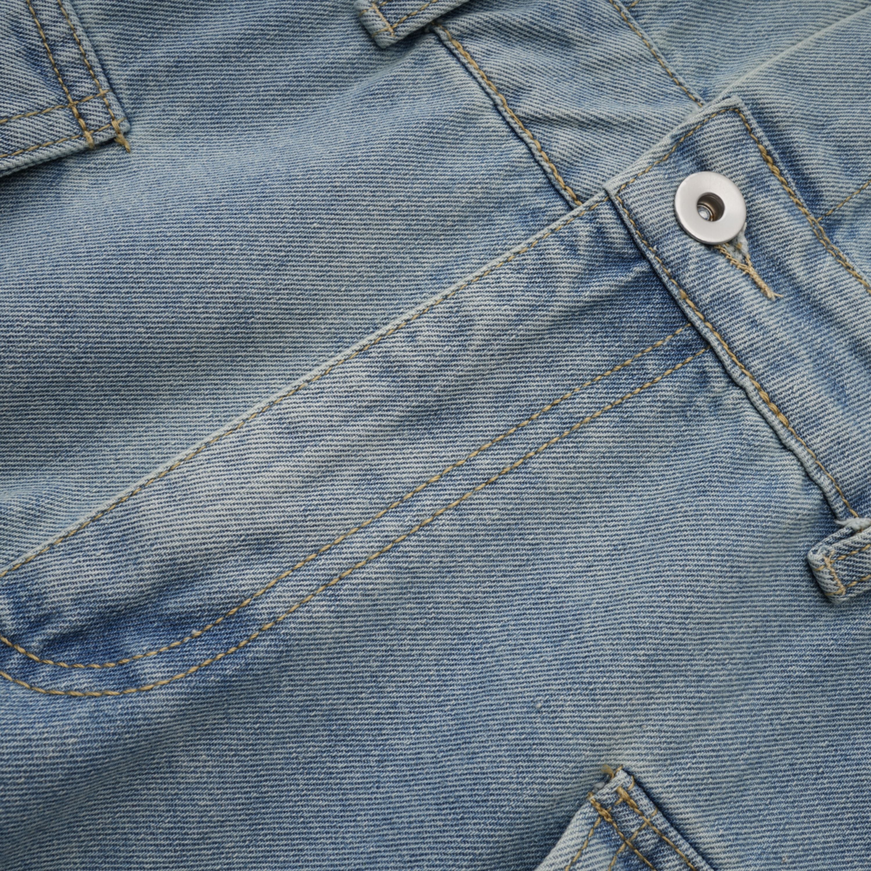 بذلة قصيرة من الدنيم باللون الأزرق الباهت من مارتي