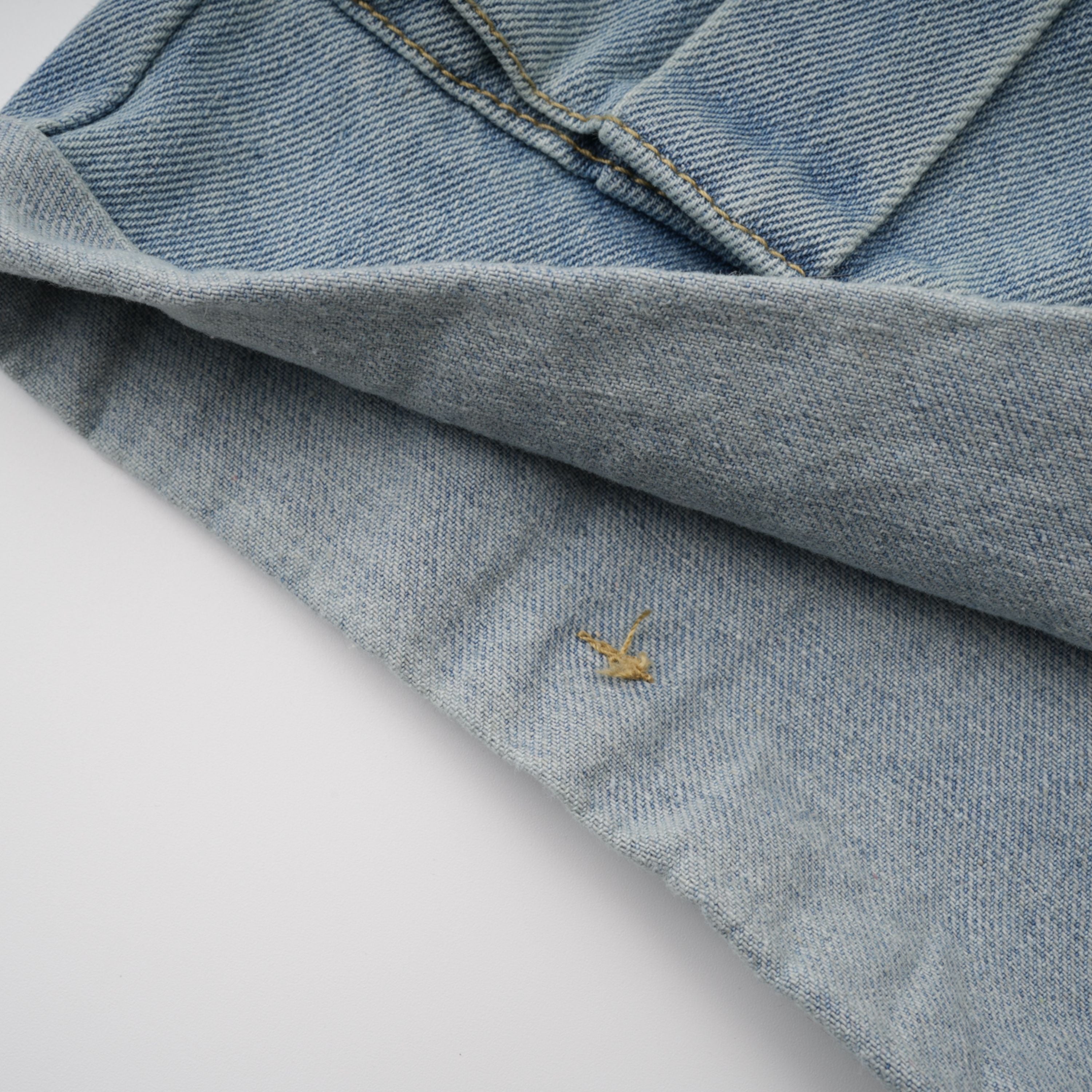 بذلة قصيرة من الدنيم باللون الأزرق الباهت من مارتي