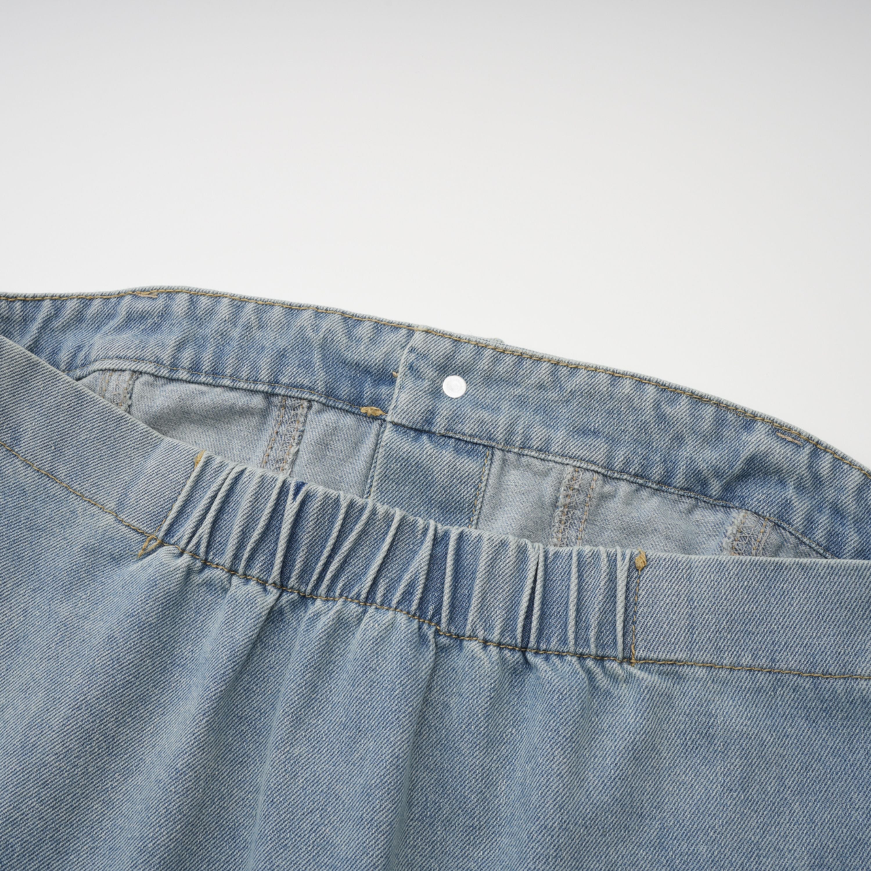 بذلة قصيرة من الدنيم باللون الأزرق الباهت من مارتي