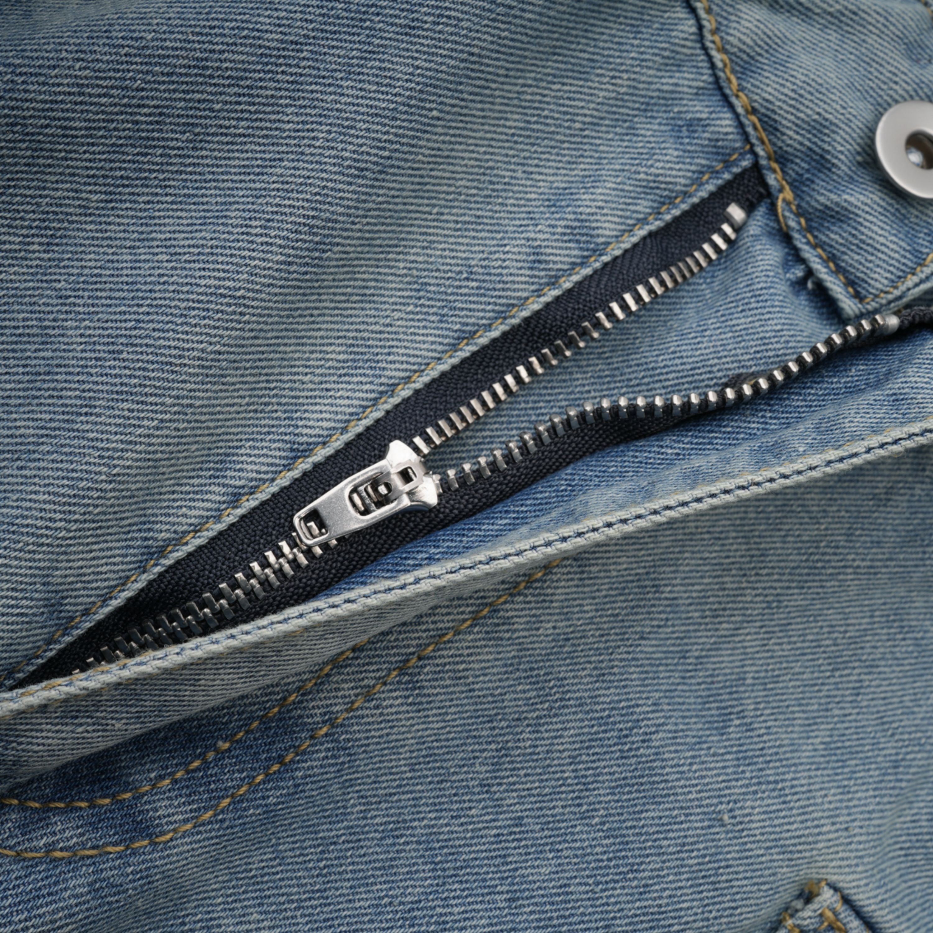 بذلة قصيرة من الدنيم باللون الأزرق الباهت من مارتي