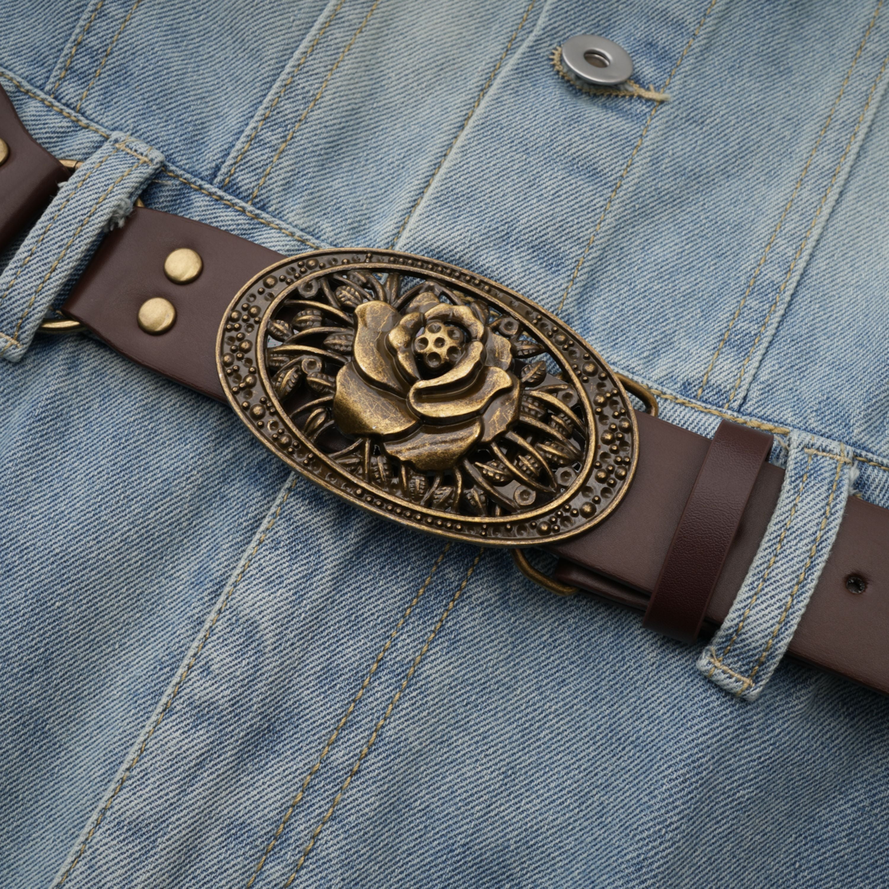 بذلة قصيرة من الدنيم باللون الأزرق الباهت من مارتي