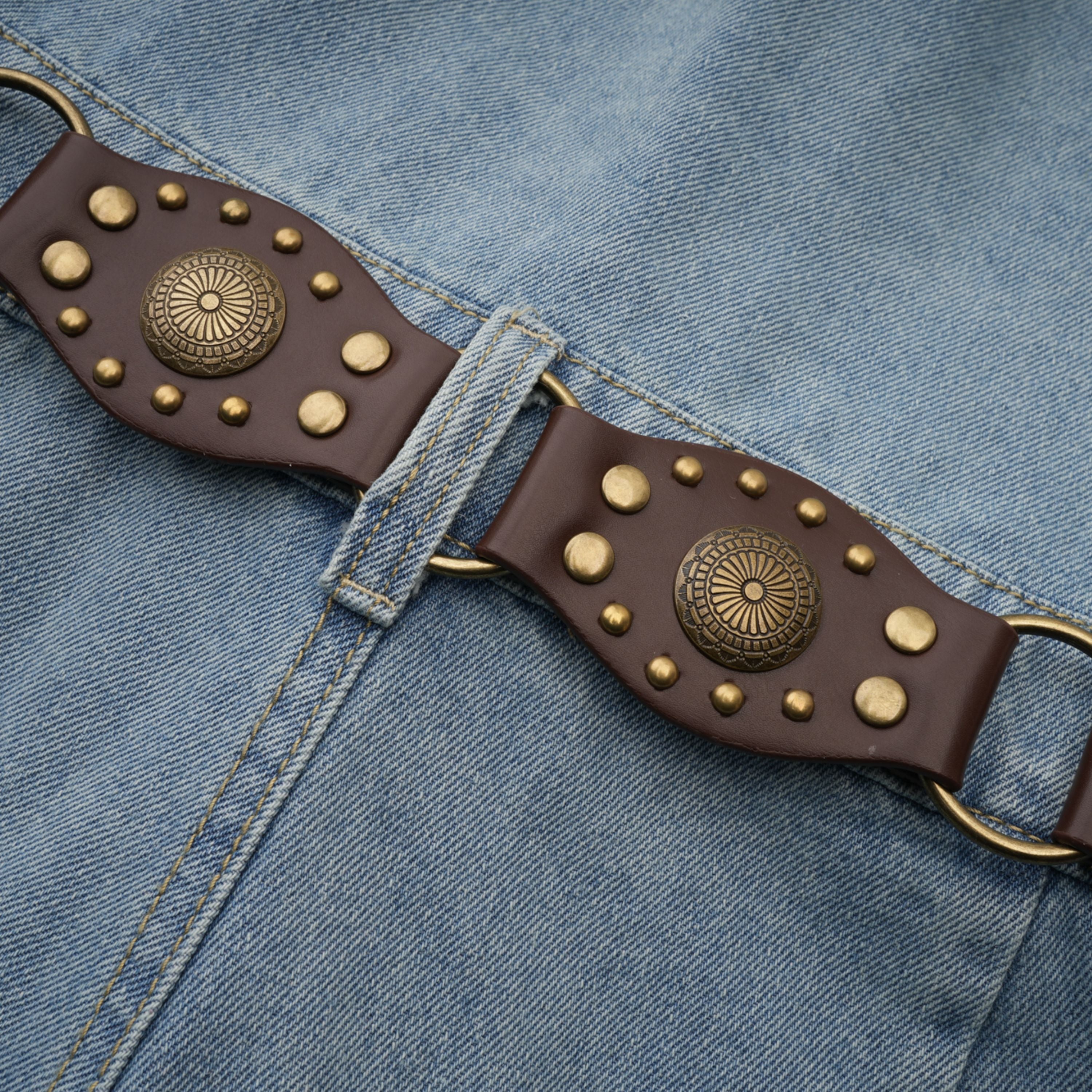 بذلة قصيرة من الدنيم باللون الأزرق الباهت من مارتي