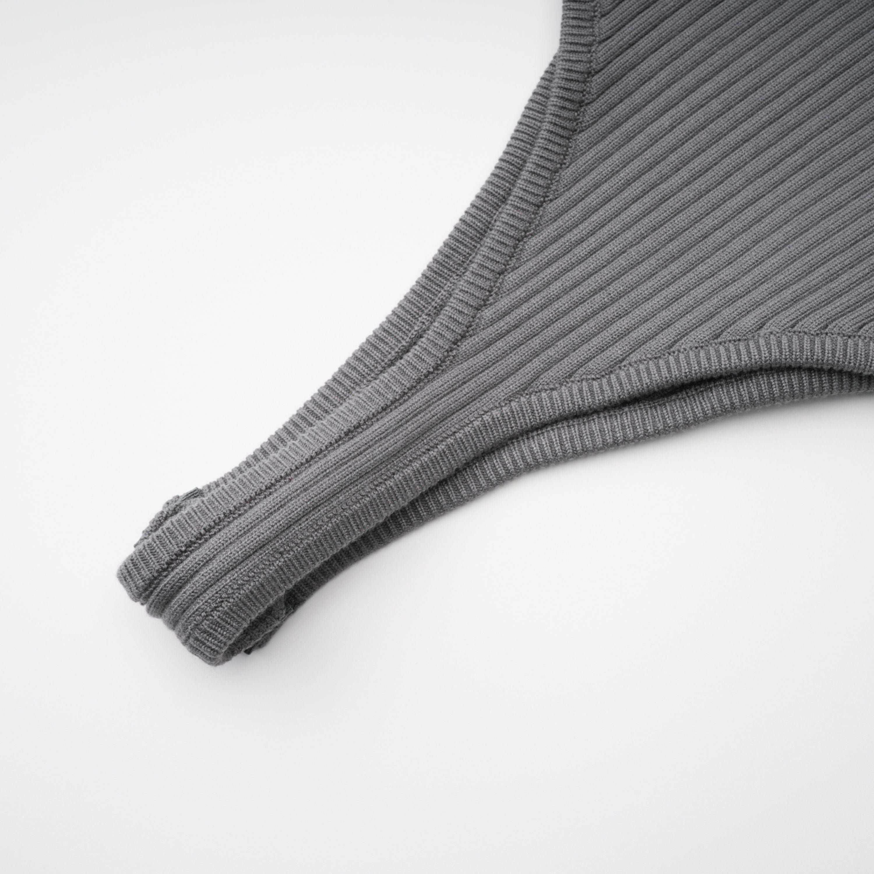 طقم بذلة و بنطال من النسيج المحبوك المضلع باللون الرمادي الفاتح