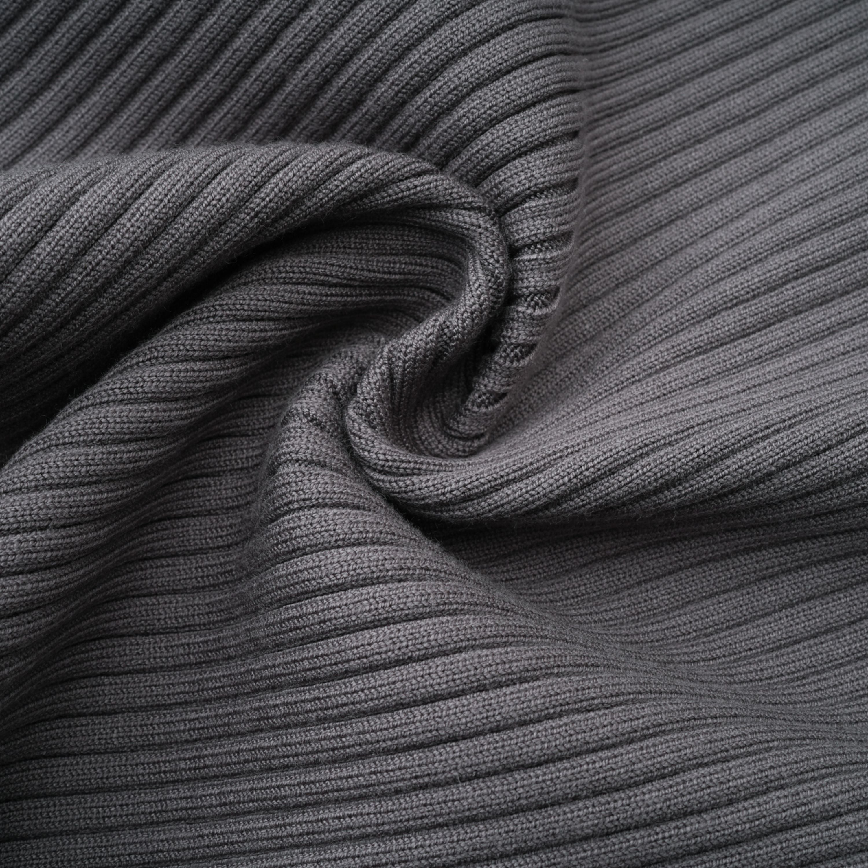 طقم بذلة و بنطال من النسيج المحبوك المضلع باللون الرمادي الفاتح