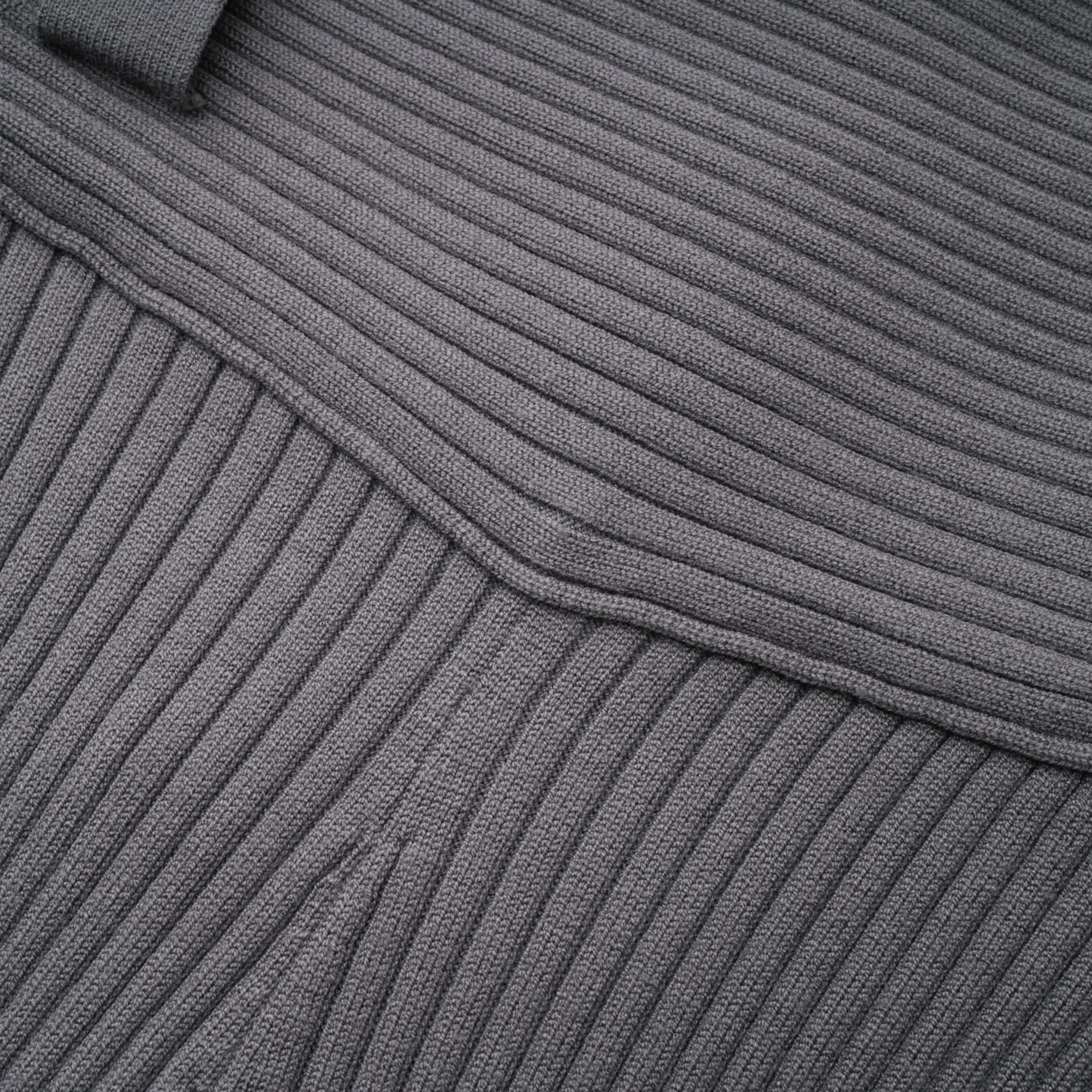 طقم بذلة و بنطال من النسيج المحبوك المضلع باللون الرمادي الفاتح