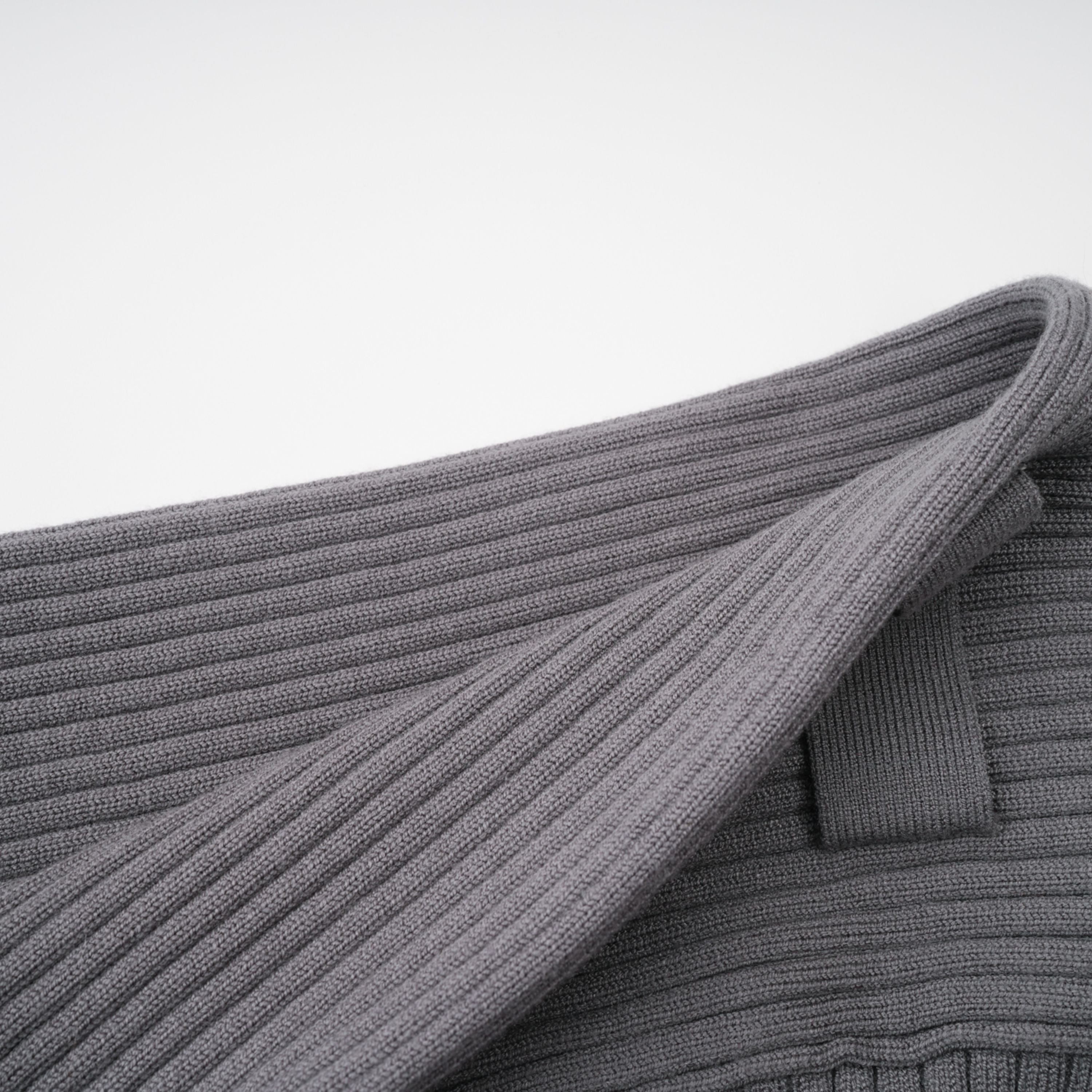 طقم بذلة و بنطال من النسيج المحبوك المضلع باللون الرمادي الفاتح