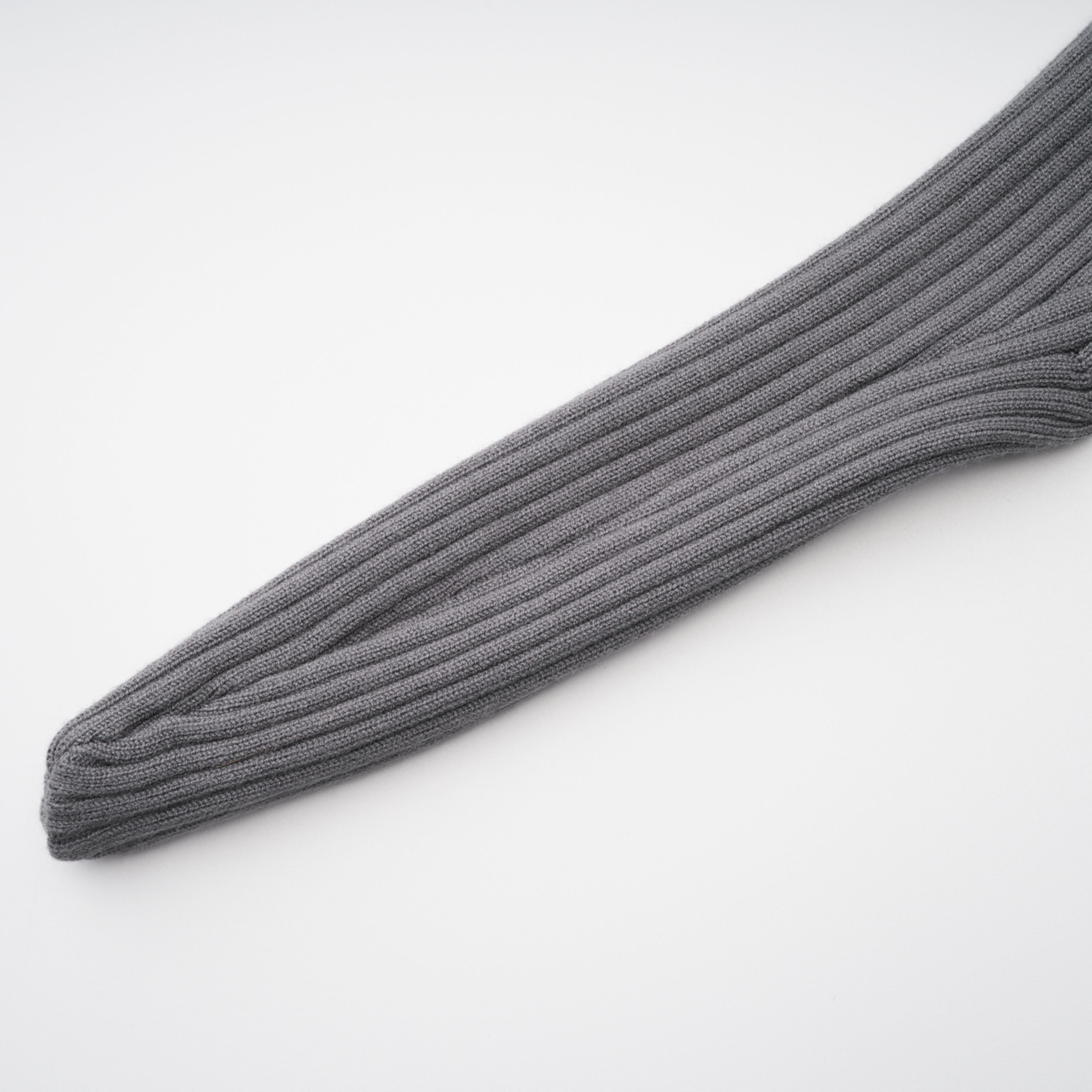 طقم بذلة و بنطال من النسيج المحبوك المضلع باللون الرمادي الفاتح