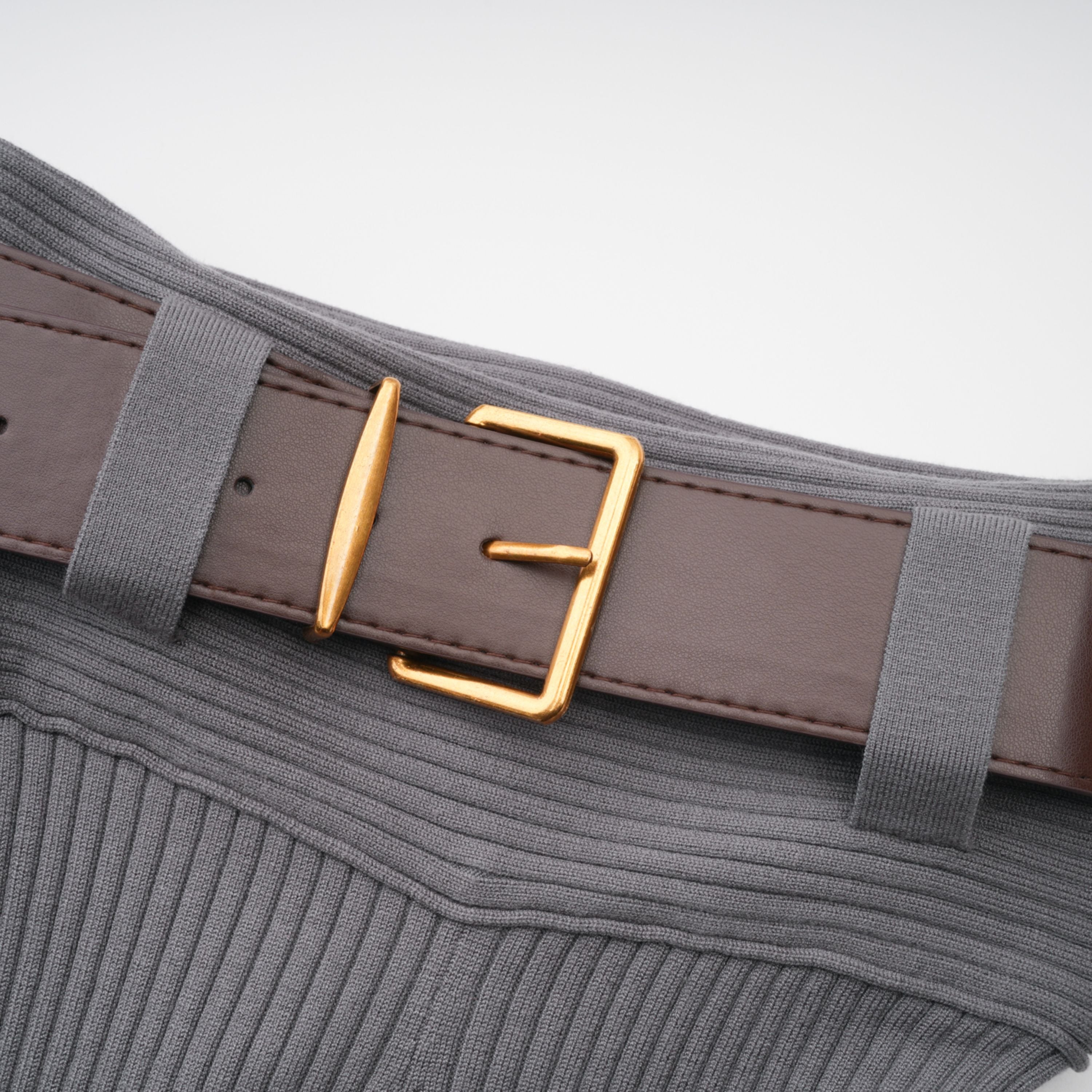 طقم بذلة و بنطال من النسيج المحبوك المضلع باللون الرمادي الفاتح