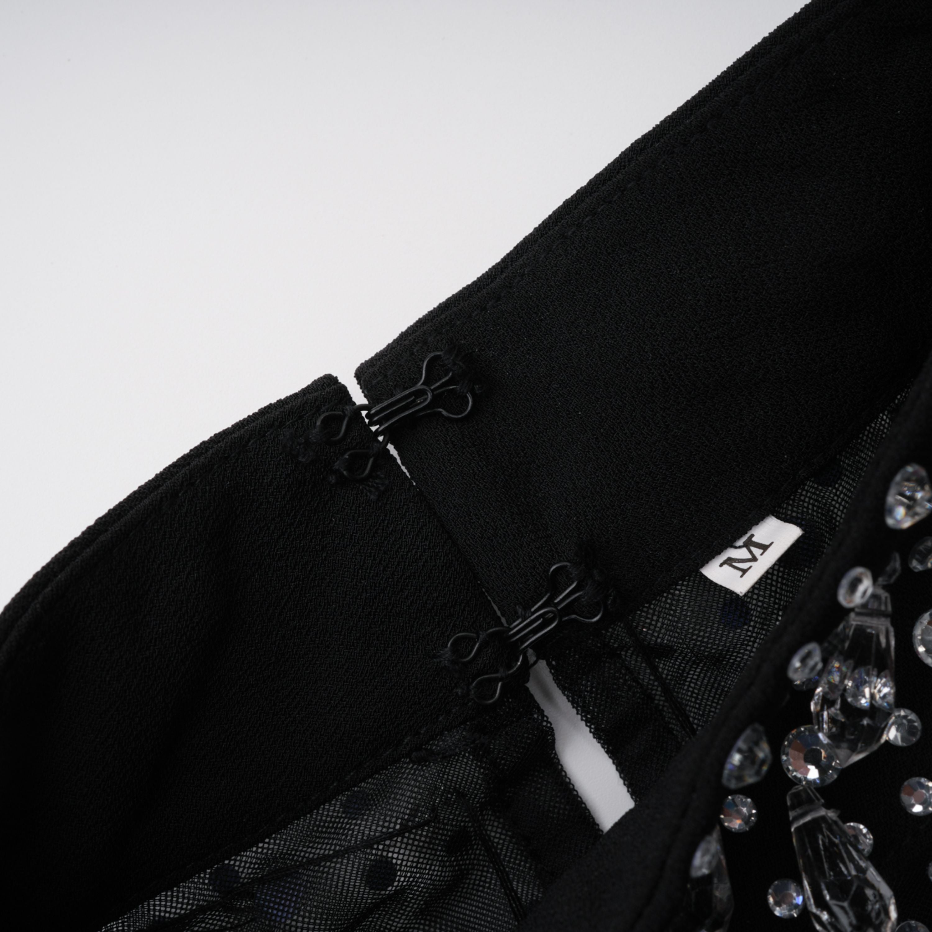 فستان طويل واسع مزين باللون الأسود من Oona