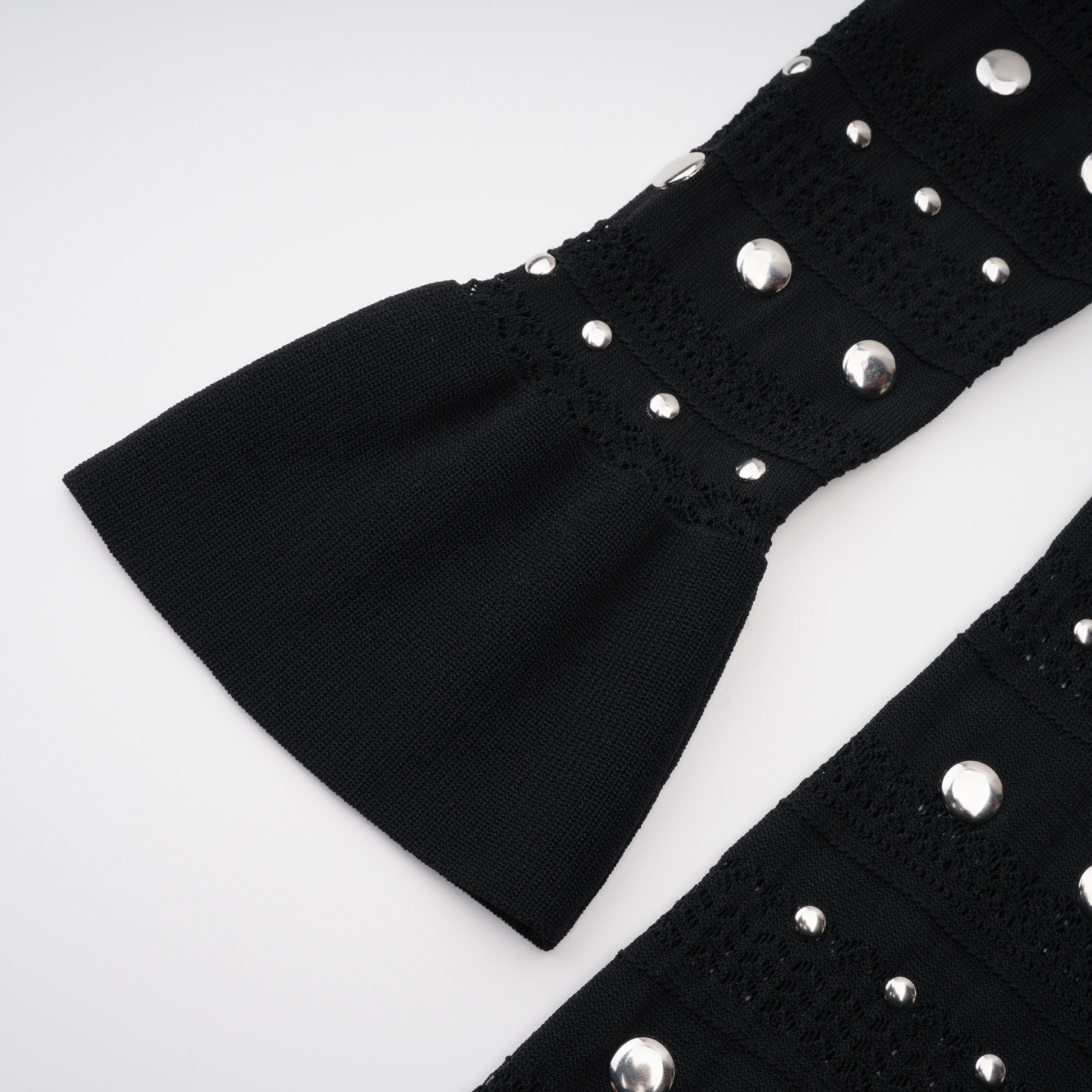 فستان ميدي طويل الأكمام من Chloé باللون الأسود ومزين بالكروشيه