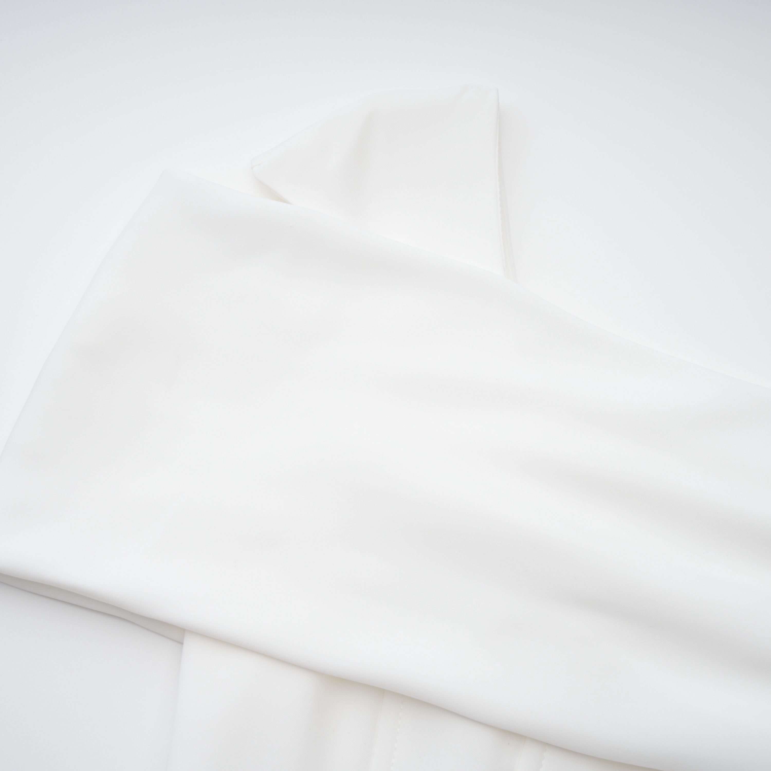 فستان سولارا أبيض بطول متوسط وذو طيات